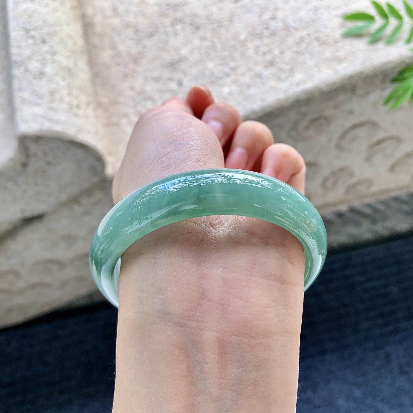 正圈56 57，圈口57/14/7.2，编码BA082218，细糯油绿，水润，种老，细腻，无裂。