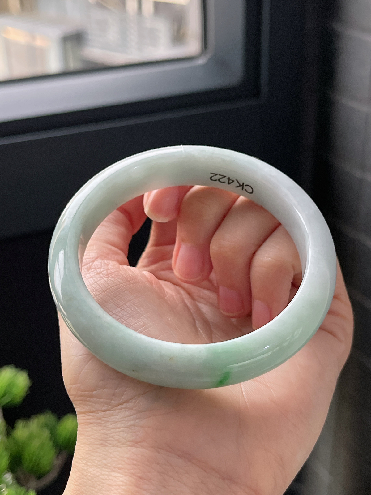 正圈58圈口，翡翠糯化种飘绿手镯