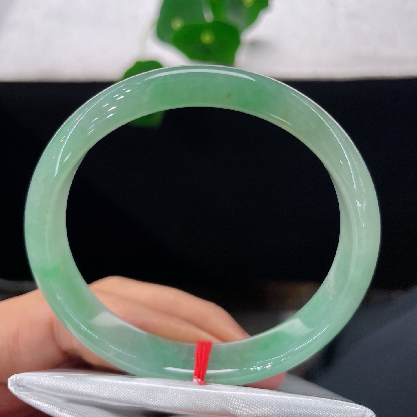 翡翠手镯 圈口58/11.9/6.5，冰晴绿正圈 57/58可戴，一汪青碧凝玉环，翠润绕清腕，微冰丝