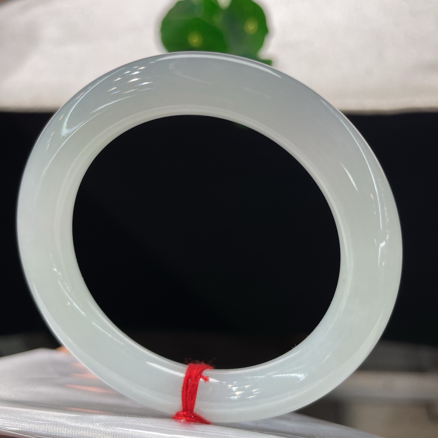 翡翠手镯 圈口51/9.5，白冰圆条，51/52可戴，冰肌凝素玉，圆镯揽清辉，不施粉黛，无裂