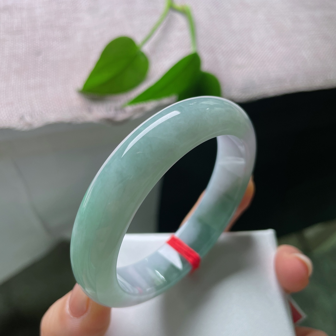 油青正圈，一隅的浓绿沉稳内敛，翠色沉淀于镯身一角，像山间深潭，成为整只镯子的点睛之处。皮纹，ss57560a