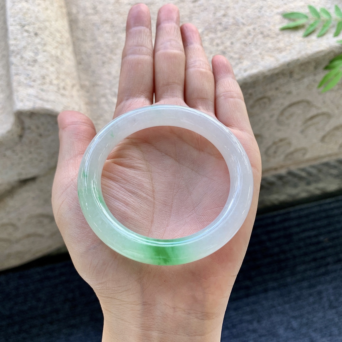 圆条50 51,圈口51.2/9/8.9,编码Q7082244,糯冰飘绿，水润，种老，细腻，打灯有纹