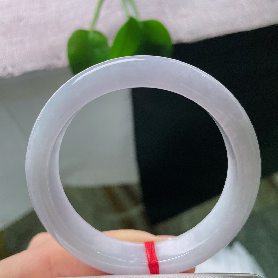 淡紫正圈，一点晶体，水光浅浅萦绕镯身，素净底色衬出手腕肤色，温柔又显气质。ss57598a