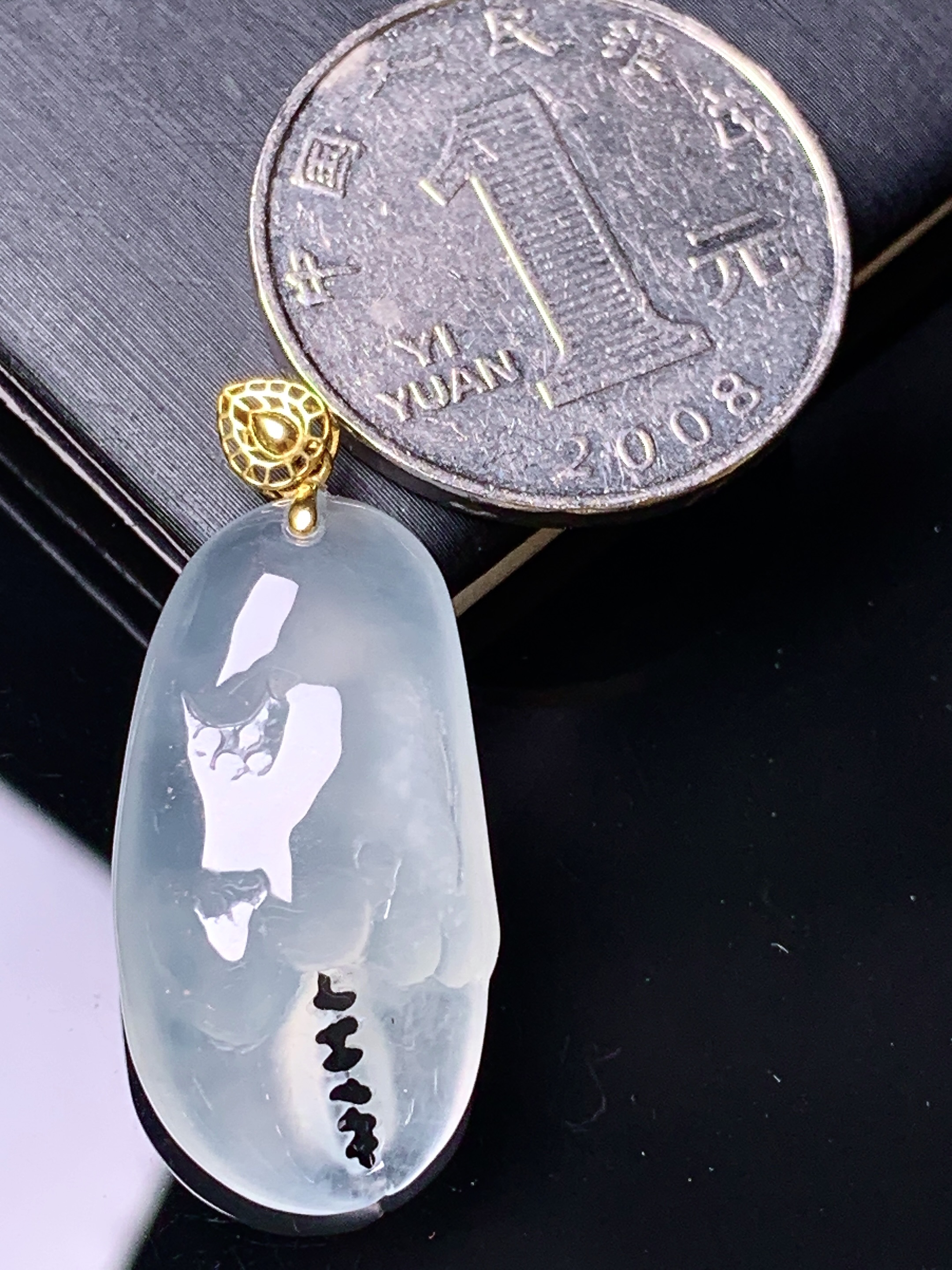 18k金镶嵌冰种蟹钳吊坠 玉质细腻 色泽艳丽清新 水润亮眼 整体尺寸33.3*14.5*7.5 z2