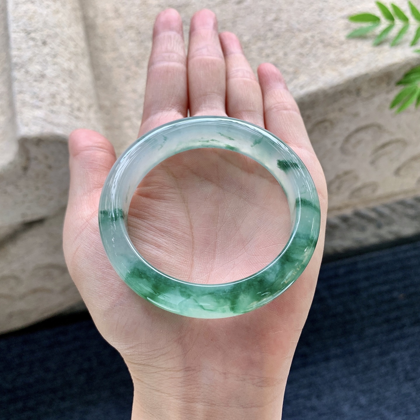正圈50 51，圈口51.6/12.3/8，编码W6082233，冰糯飘绿花，水润，种老，细腻，打灯