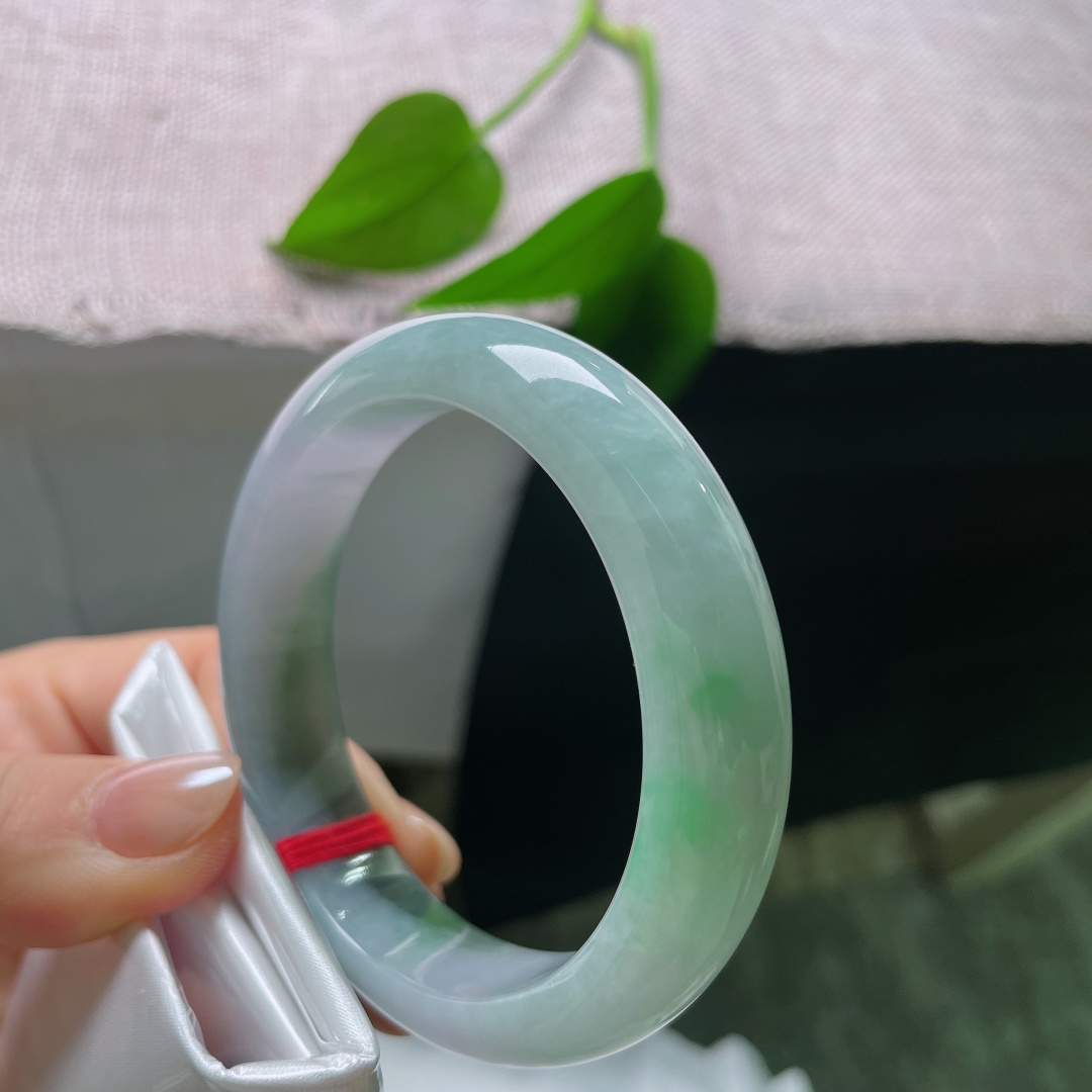 油青正圈，一隅的浓绿沉稳内敛，翠色沉淀于镯身一角，像山间深潭，成为整只镯子的点睛之处。皮纹，ss57560a