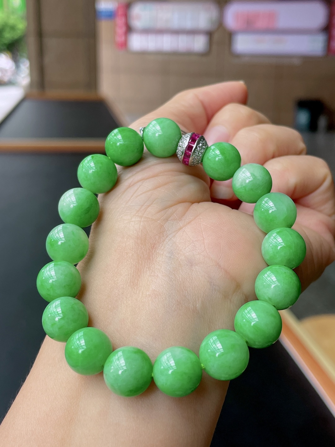 冰阳绿手串 色泽鲜艳，珠圆玉润 尺寸：11.4