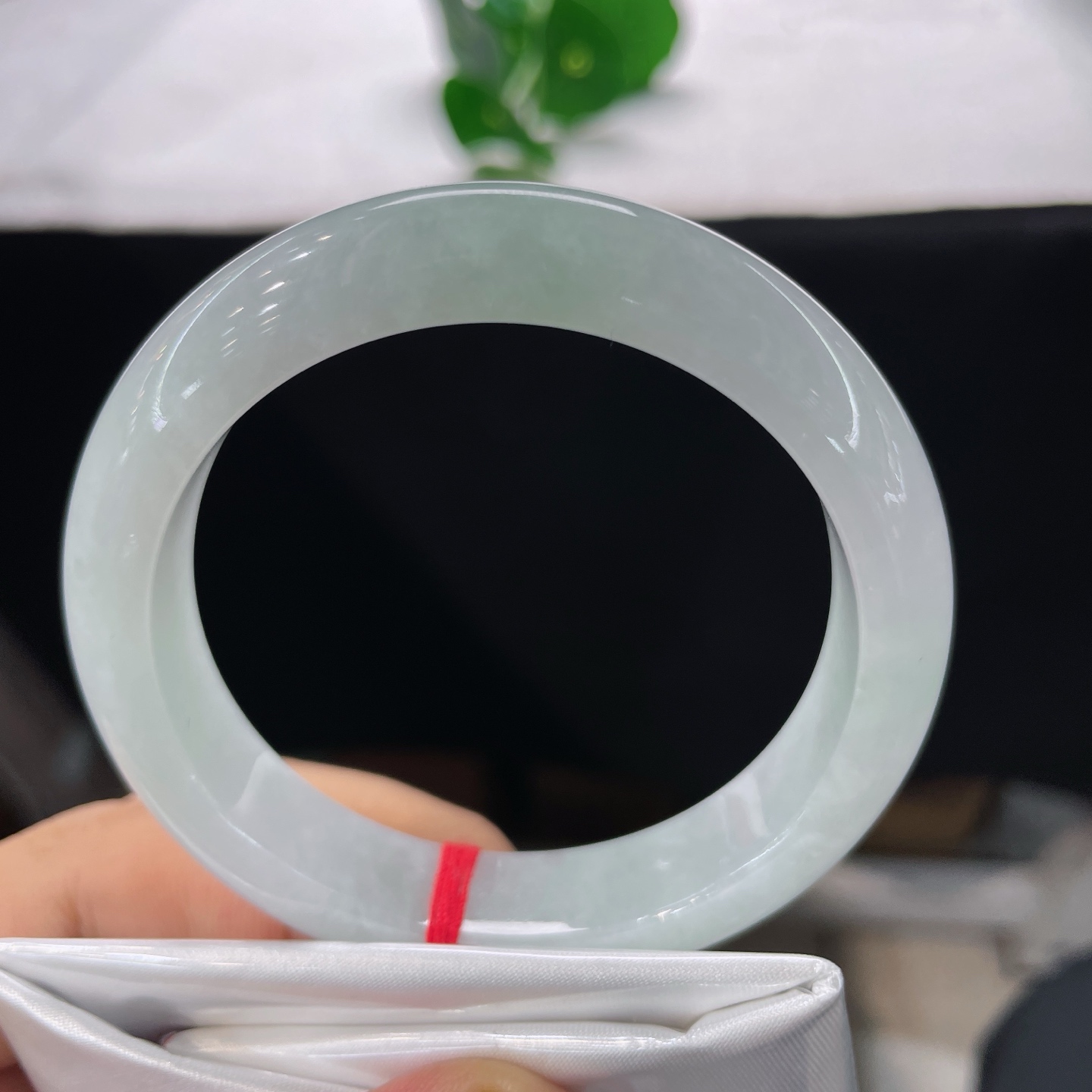 翡翠手镯 口54.5/12.3/8.3，细糯正圈，54/55可戴，仿若薄雾绕林，质地澄澈温润。清浅玉色似山间朝露。