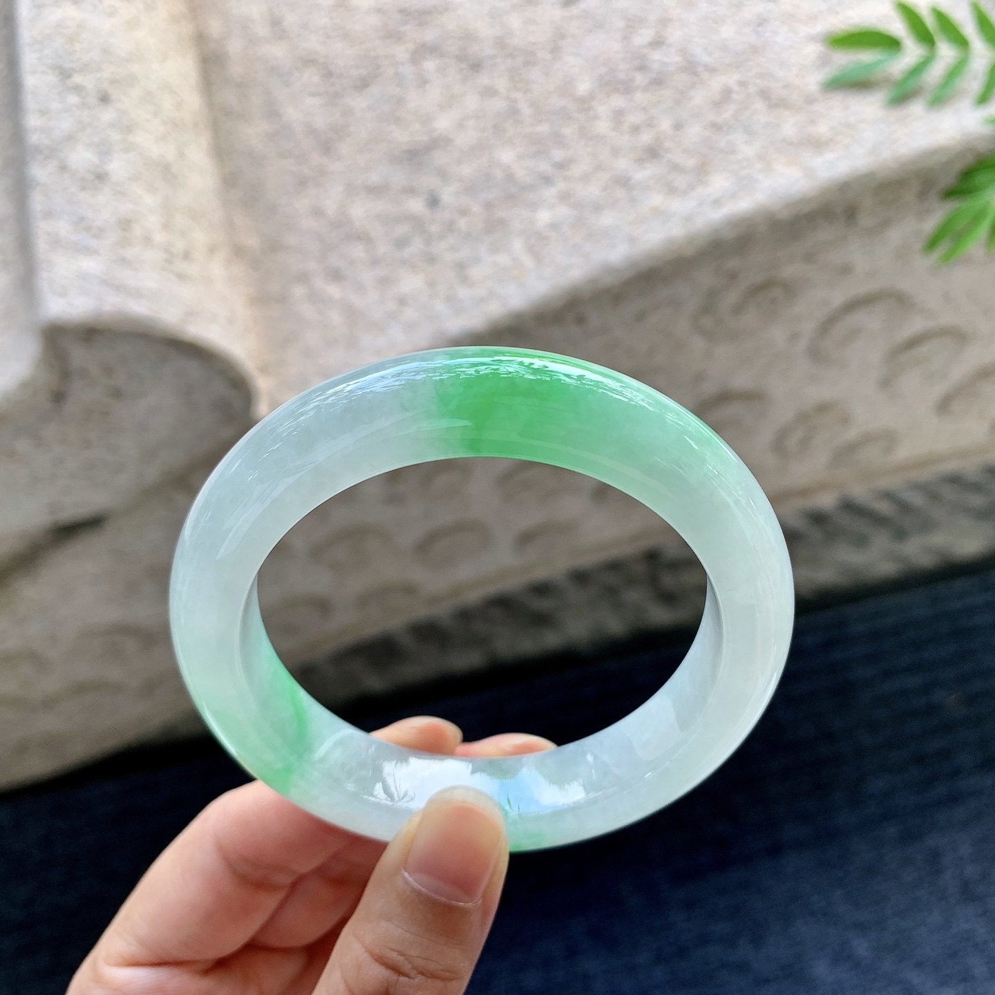 正圈55 56，圈口56.6/12.6/9.4，编码G6082214，冰糯飘阳绿，水润，种老，细腻，打灯有纹线