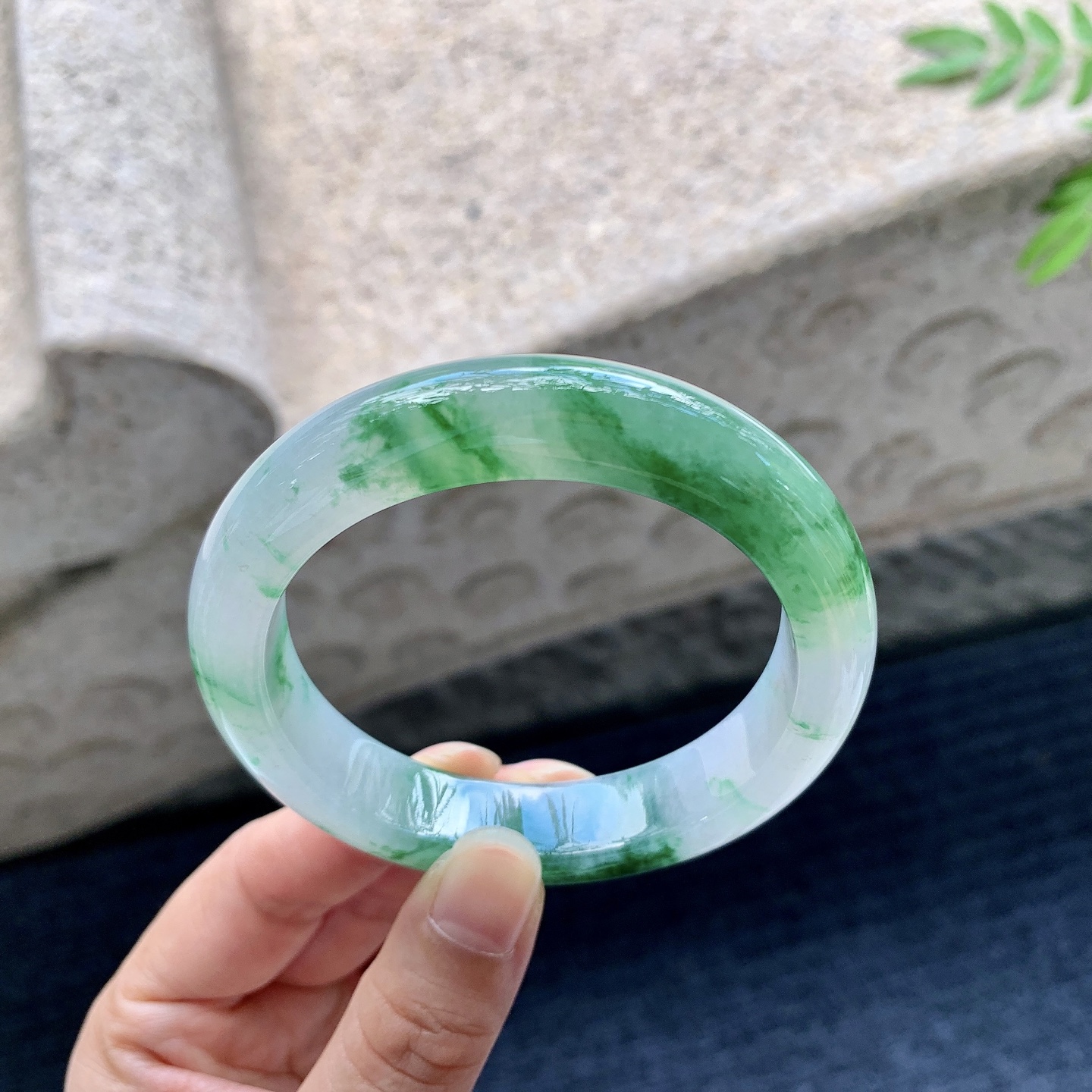 正圈55 56,圈口56.2/12.6/9,编码Q7082237,冰糯飘绿，水润，种老，细腻，打灯有棉线