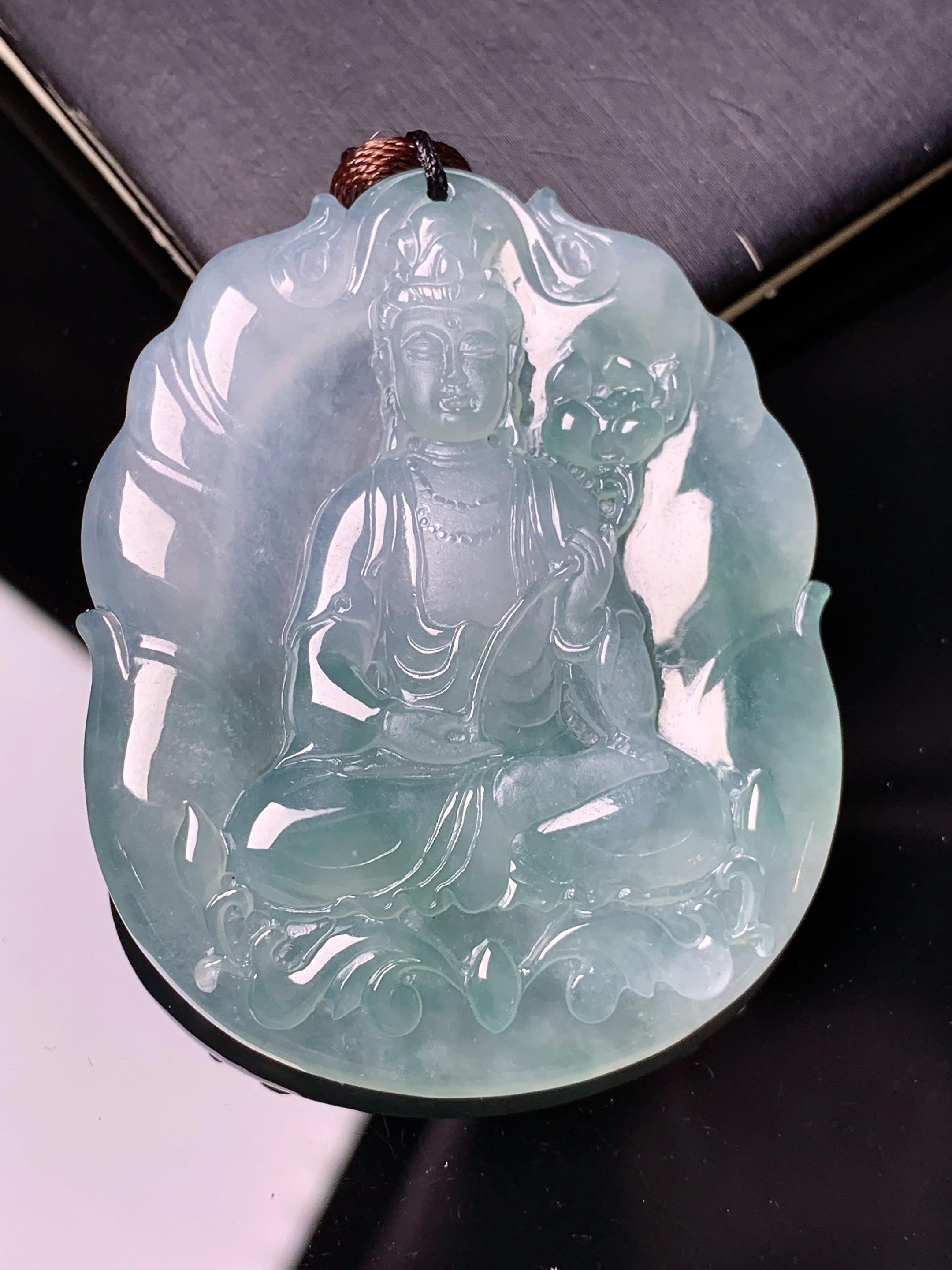 冰种观音菩萨吊坠 玉质细腻 色泽艳丽清新 水润亮眼 整体尺寸49.6*40*5.8 b2