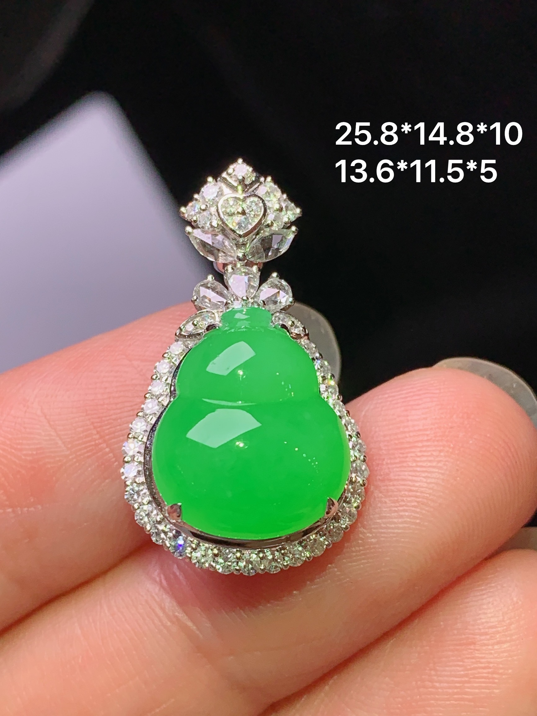 18k金钻镶嵌冰阳绿葫芦吊坠 玉质细腻 色泽艳丽清新 水润亮眼 整体尺寸25.8*14.8*10 h1