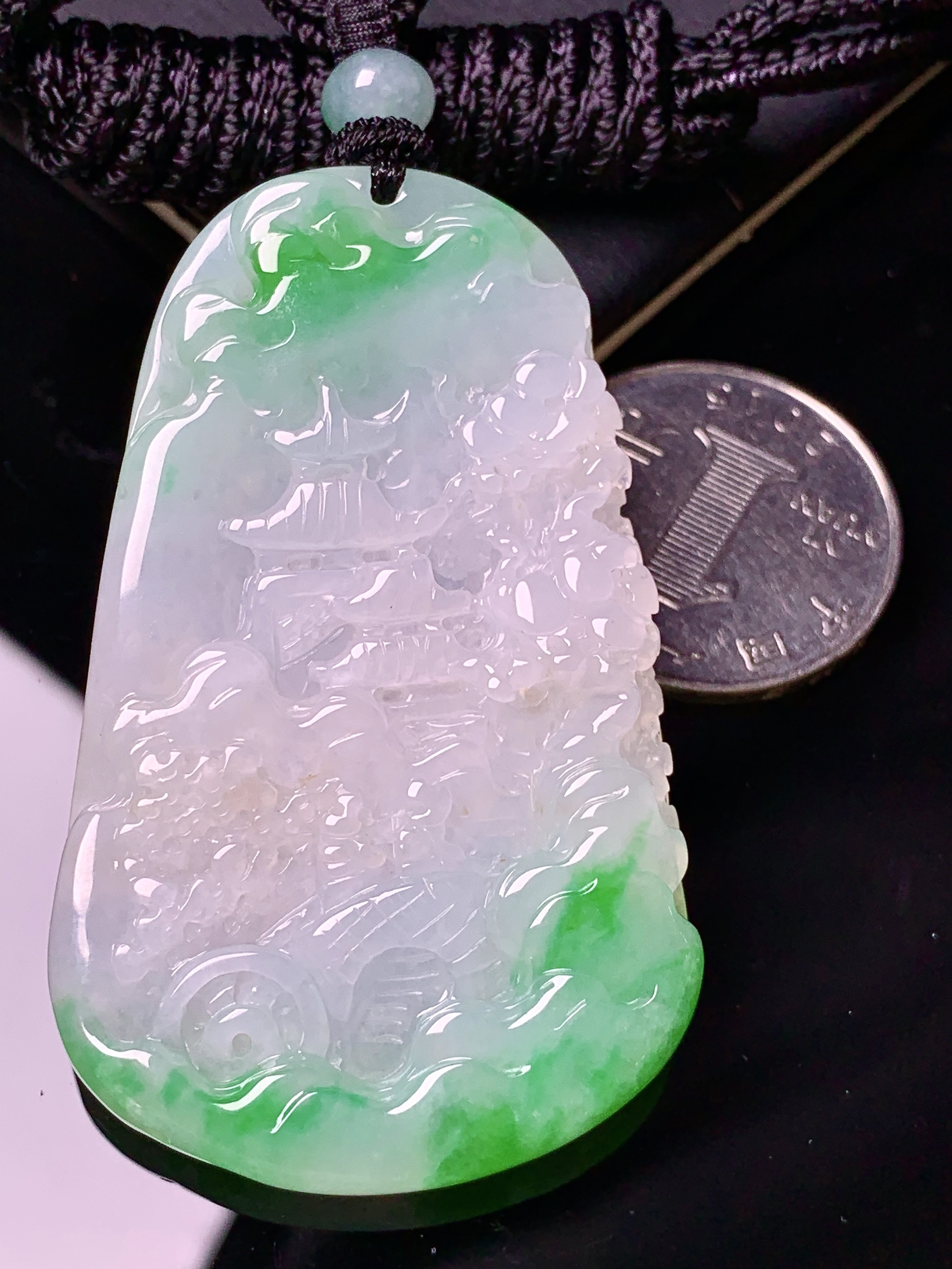 飘绿山水牌子吊坠 玉质细腻 色泽艳丽清新 水润亮眼 整体尺寸58*35*6.6 w1