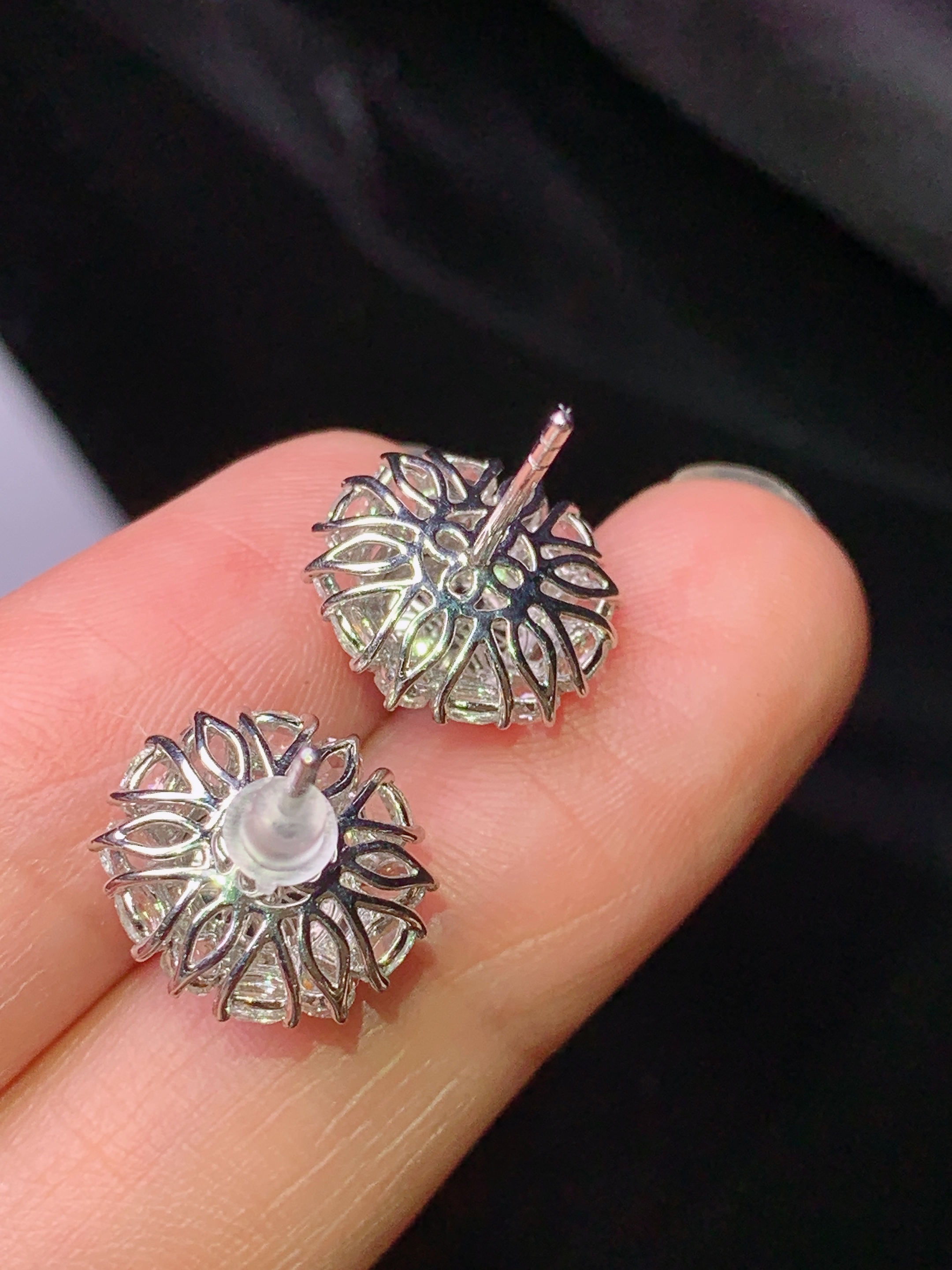 18k金钻镶嵌冰阳绿蛋面耳钉 玉质细腻 色泽艳丽清新 水润亮眼 整体尺寸12.3*11.6*8.5 b6