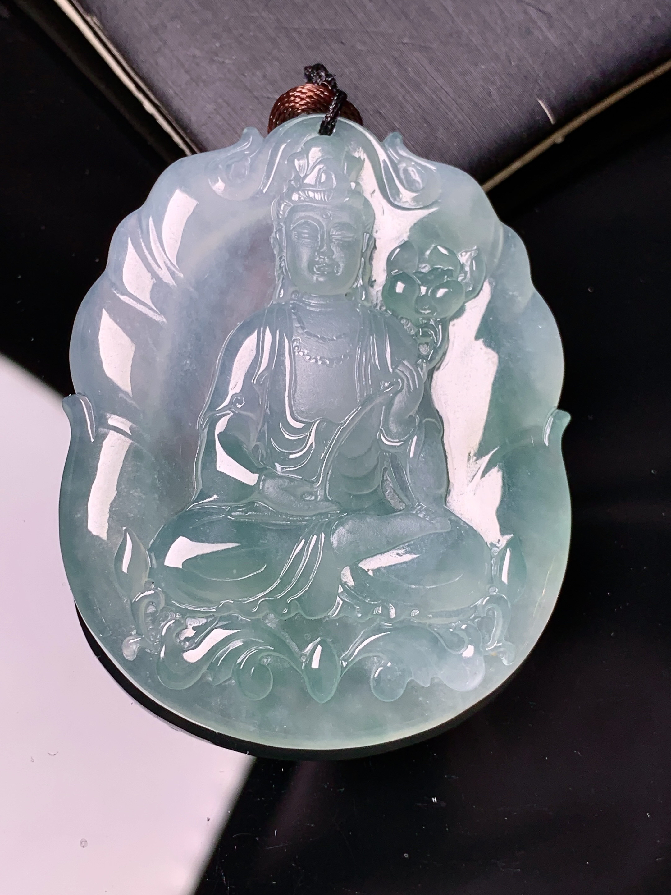 冰种观音菩萨吊坠 玉质细腻 色泽艳丽清新 水润亮眼 整体尺寸49.6*40*5.8 b2