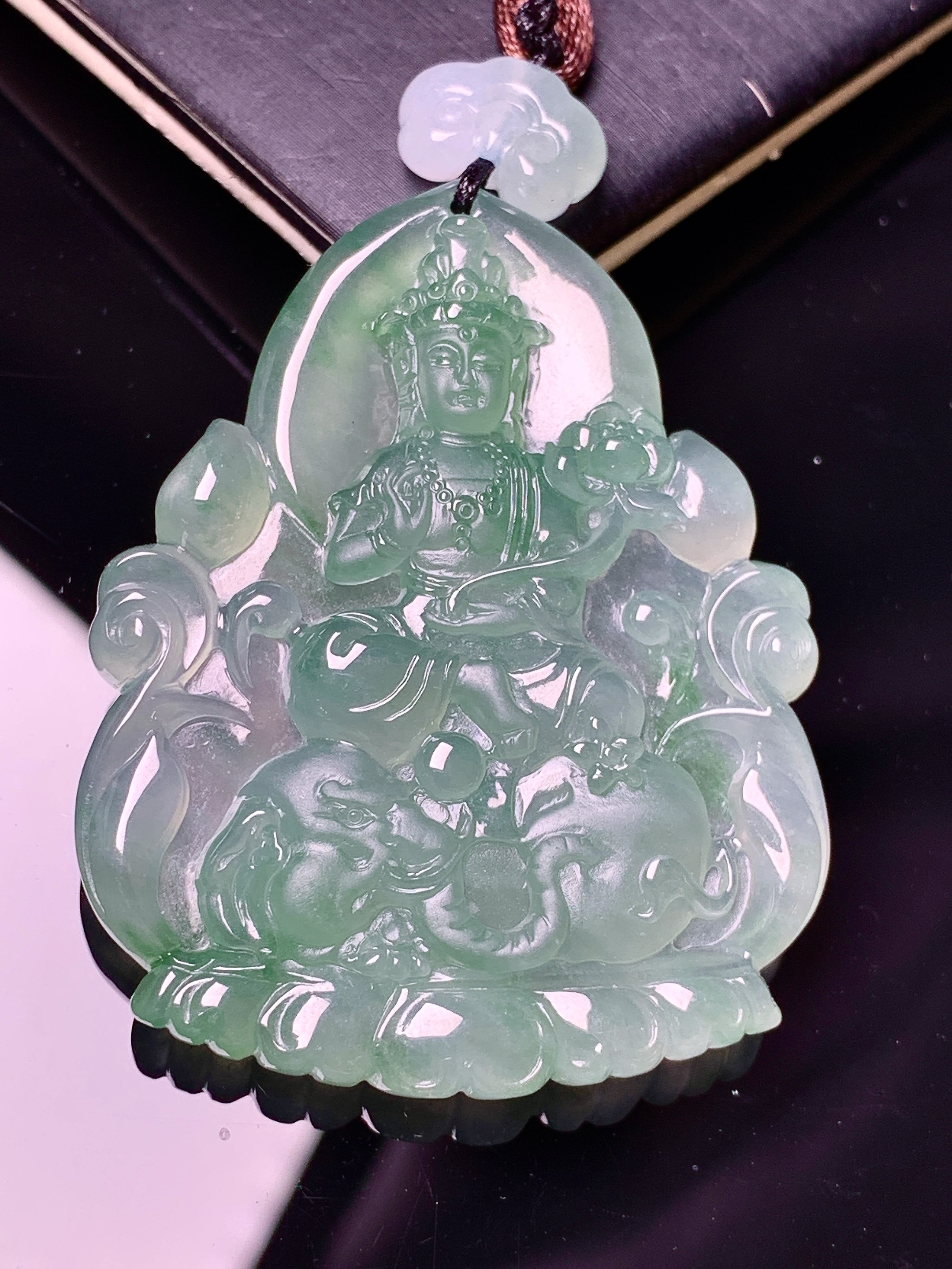 飘绿普贤观音菩萨吊坠 玉质细腻 色泽艳丽清新 水润亮眼 整体尺寸49.5*39*6.2 b2