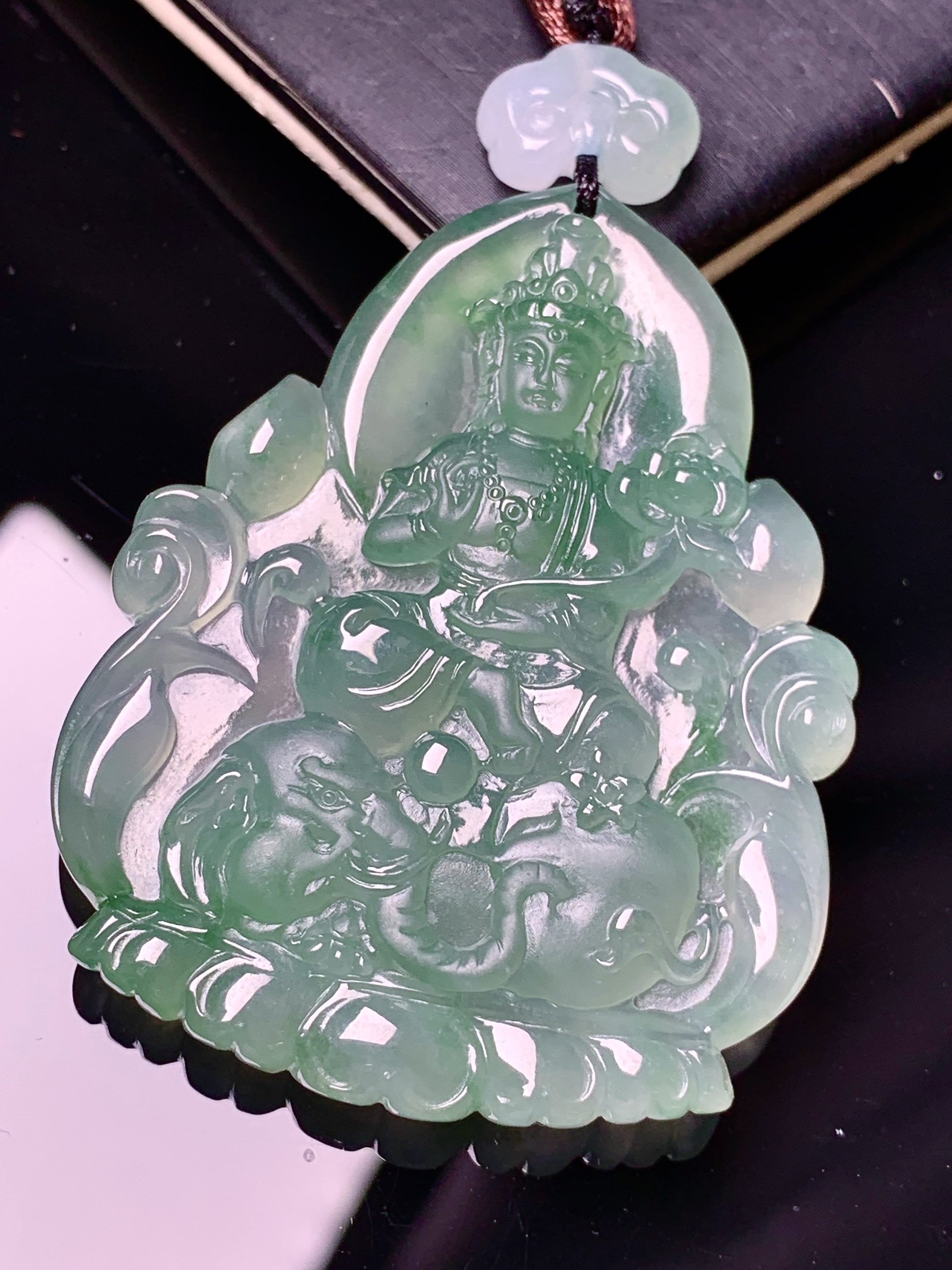 飘绿普贤观音菩萨吊坠 玉质细腻 色泽艳丽清新 水润亮眼 整体尺寸49.5*39*6.2 b2