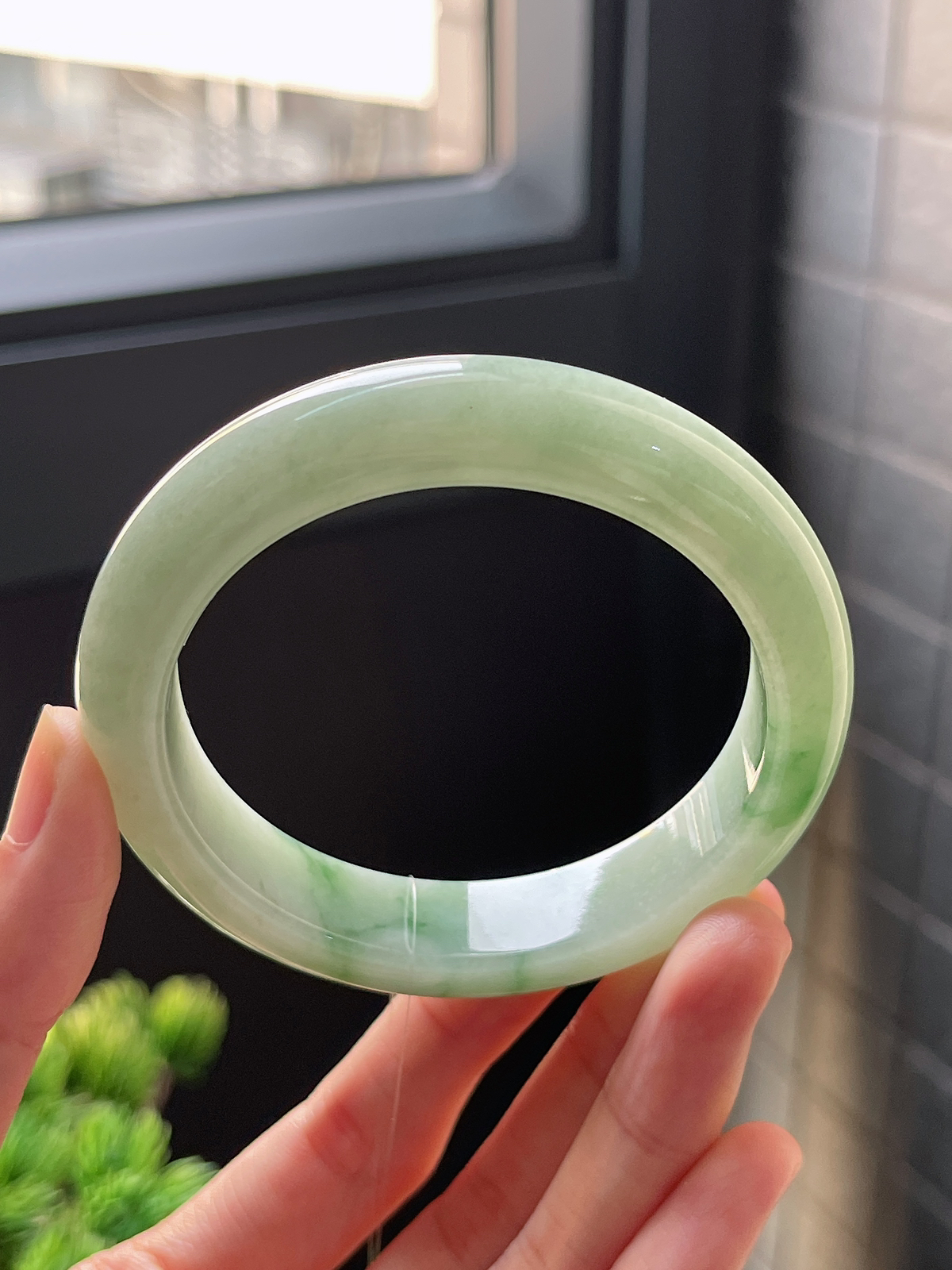 正圈56圈口飘绿手镯