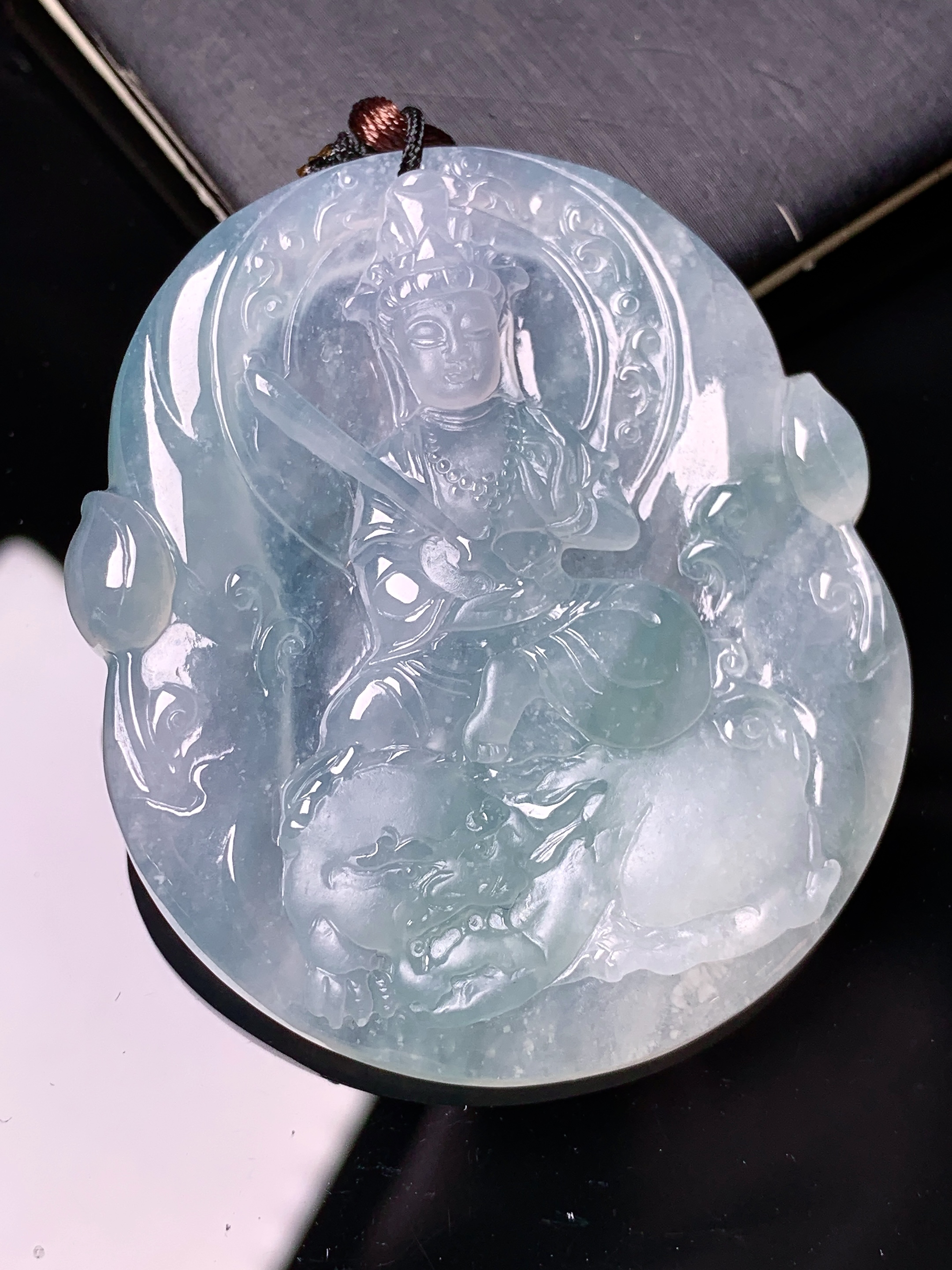 冰种文殊观音菩萨吊坠 玉质细腻 色泽艳丽清新 水润亮眼 整体尺寸50.7*43.6*5.5 b2