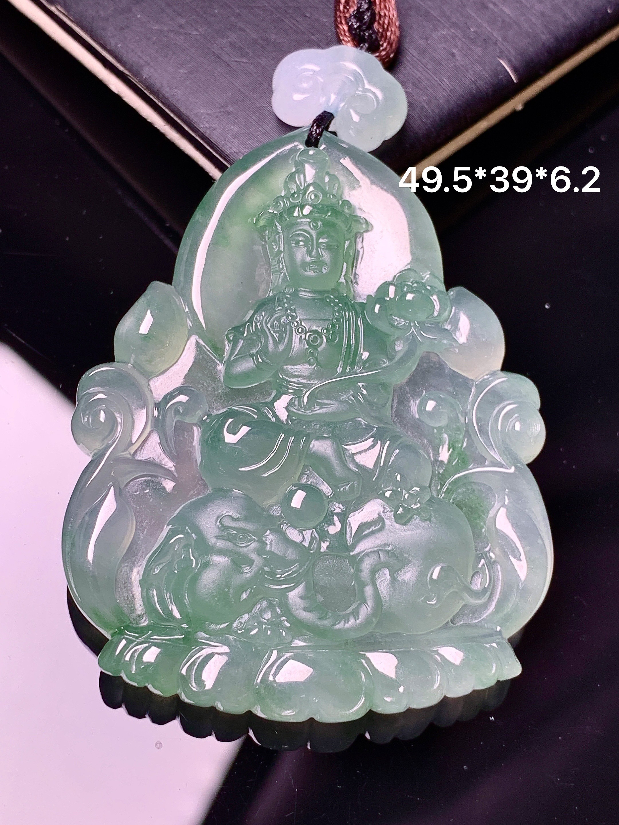 飘绿普贤观音菩萨吊坠 玉质细腻 色泽艳丽清新 水润亮眼 整体尺寸49.5*39*6.2 b2