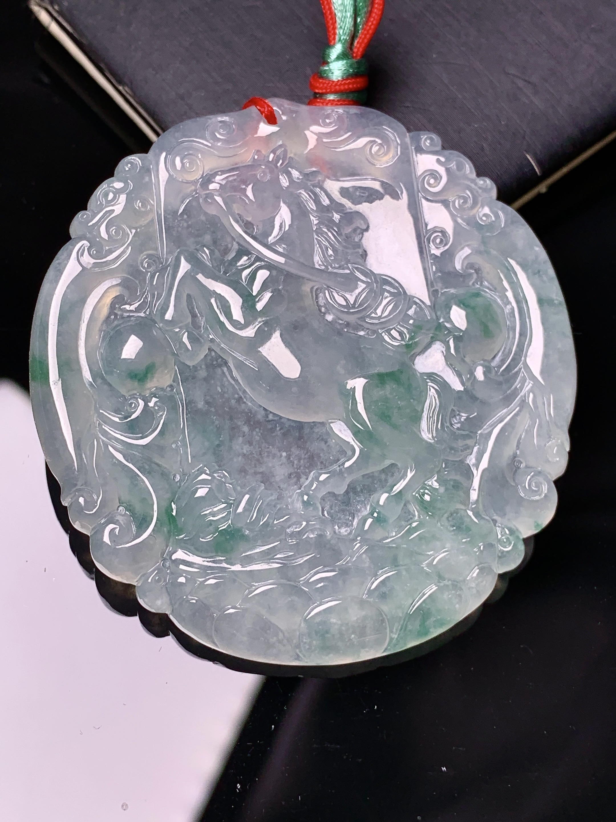 飘绿生肖马牌吊坠 玉质细腻 色泽艳丽清新 水润亮眼 整体尺寸51.5*48.3*6.5 b2