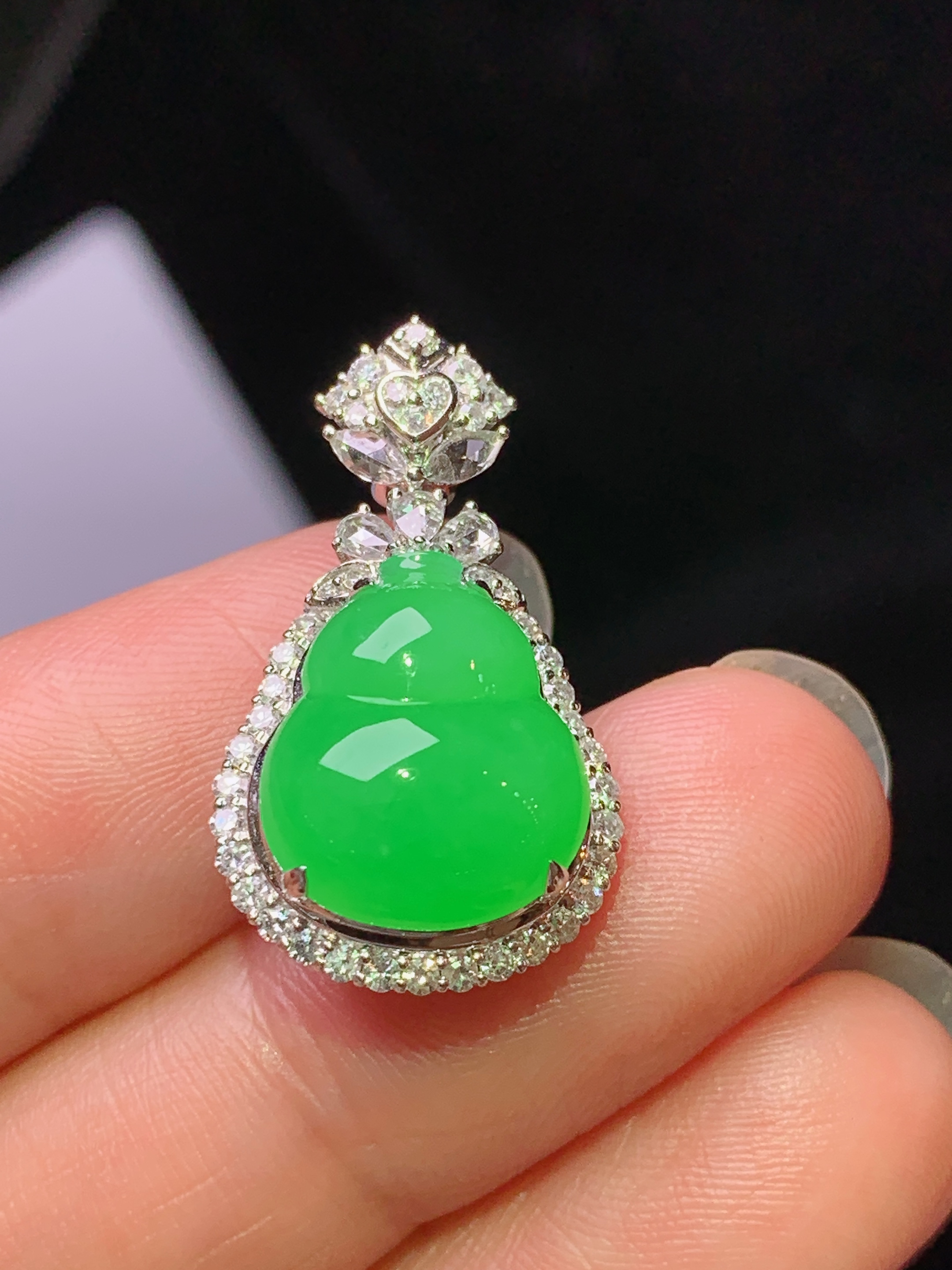 18k金钻镶嵌冰阳绿葫芦吊坠 玉质细腻 色泽艳丽清新 水润亮眼 整体尺寸25.8*14.8*10 h1