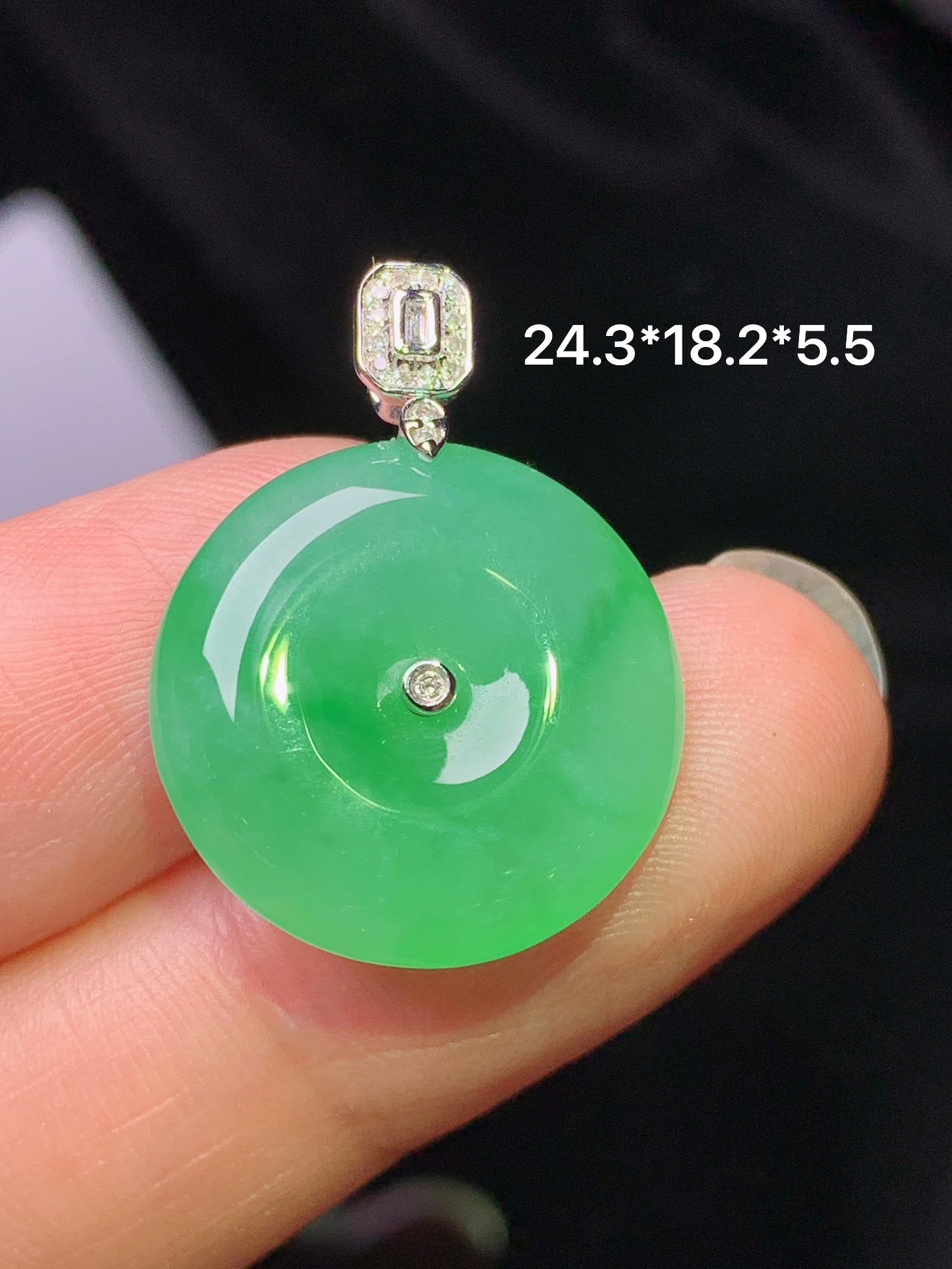 18k金钻镶嵌阳绿平安扣吊坠 玉质细腻 色泽艳丽清新 水润亮眼 整体尺寸24.3*18.2*5.5 y8