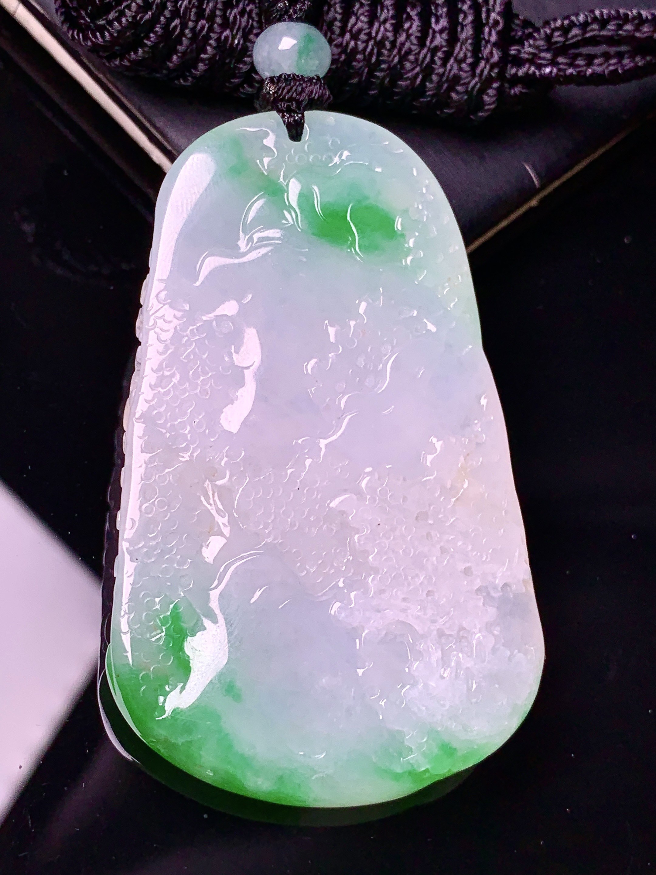 飘绿山水牌子吊坠 玉质细腻 色泽艳丽清新 水润亮眼 整体尺寸58*35*6.6 w1