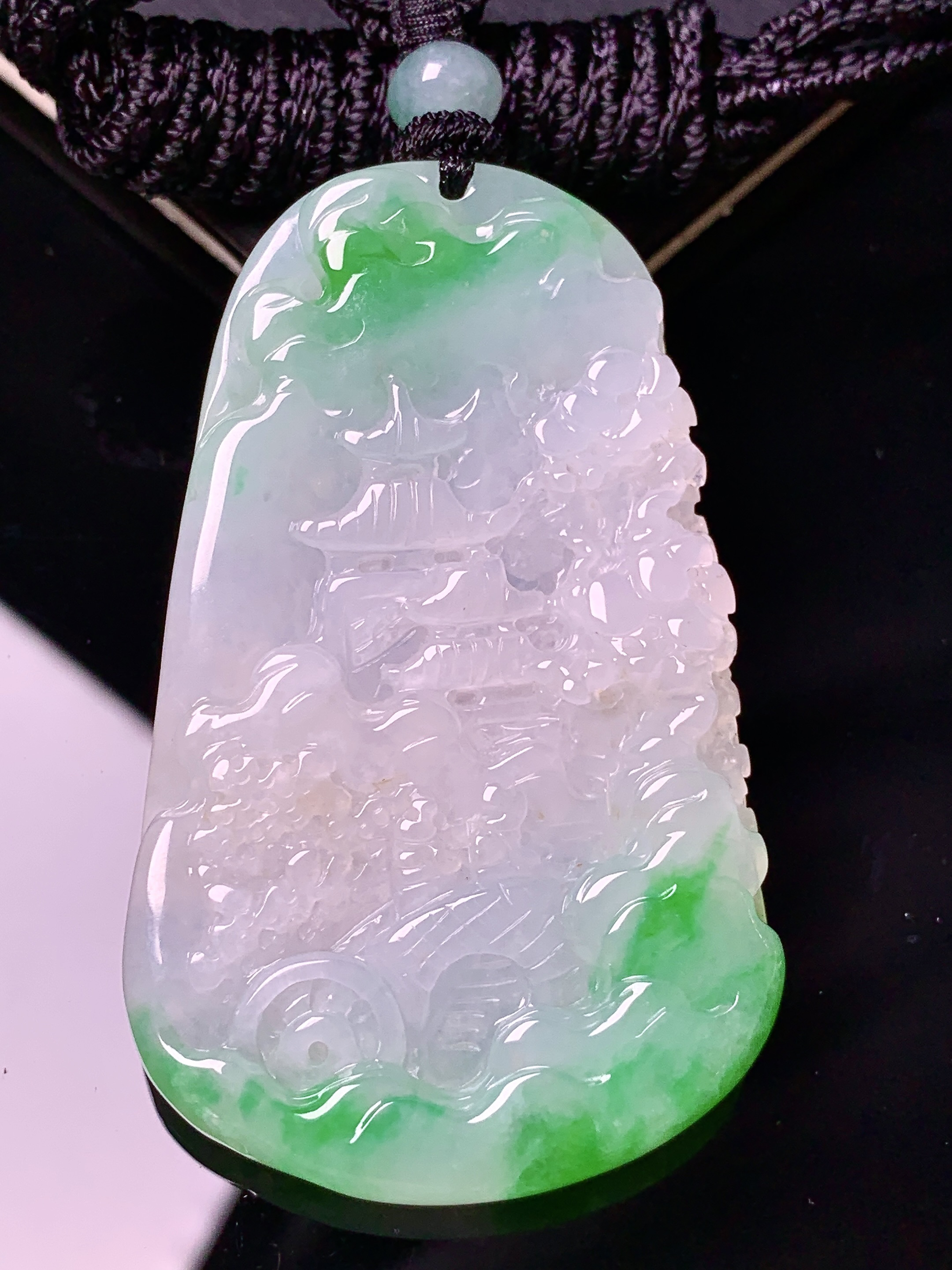 飘绿山水牌子吊坠 玉质细腻 色泽艳丽清新 水润亮眼 整体尺寸58*35*6.6 w1