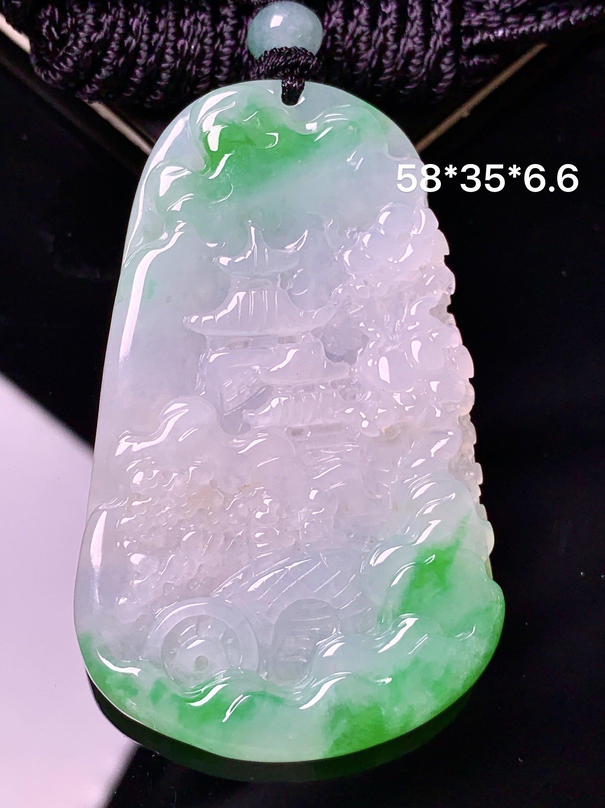 飘绿山水牌子吊坠 玉质细腻 色泽艳丽清新 水润亮眼 整体尺寸58*35*6.6 w1