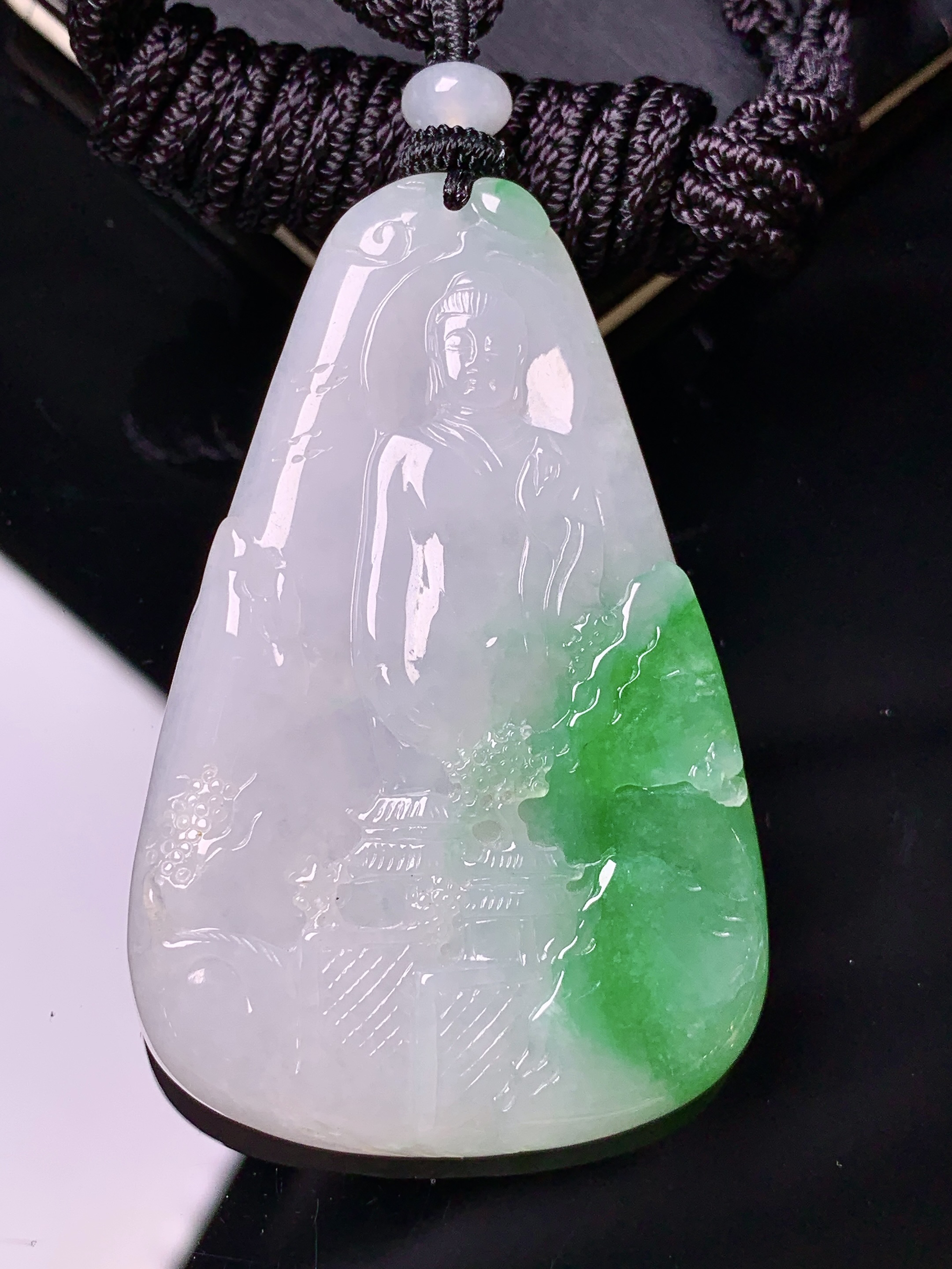 飘绿山水观音牌吊坠 玉质细腻 色泽艳丽清新 水润亮眼 整体尺寸54.5*35.2*5.6 w1