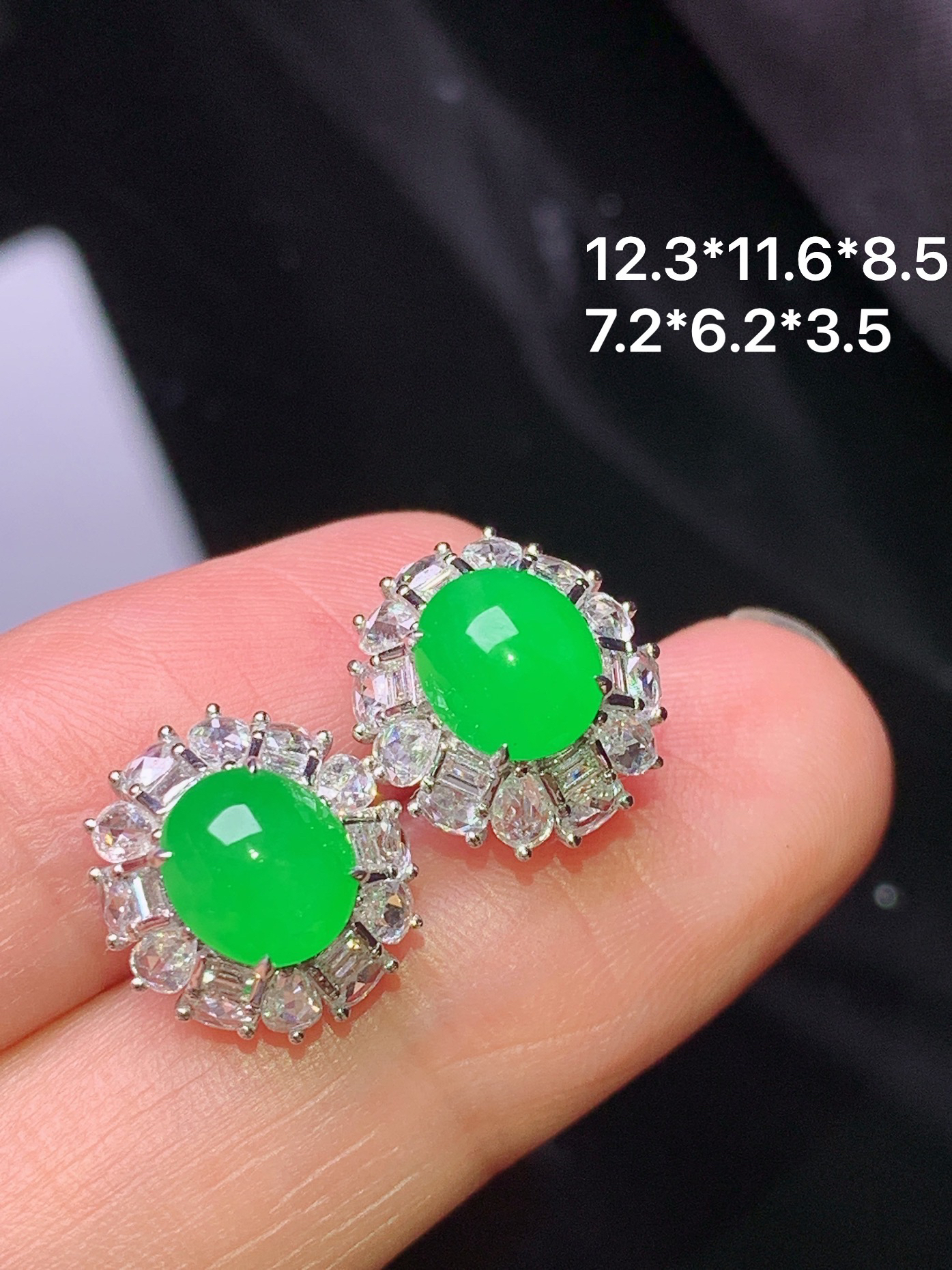 18k金钻镶嵌冰阳绿蛋面耳钉 玉质细腻 色泽艳丽清新 水润亮眼 整体尺寸12.3*11.6*8.5 b6
