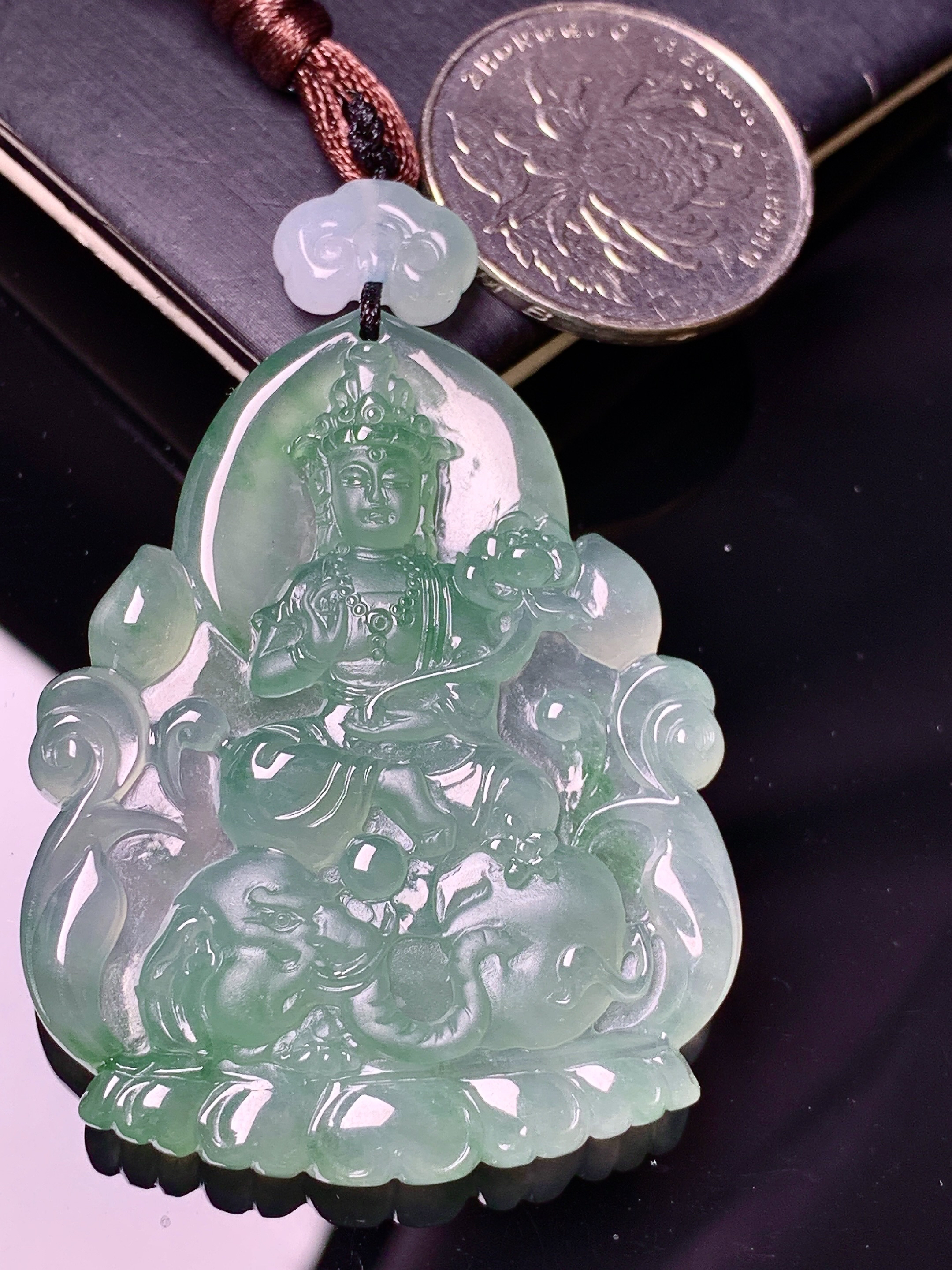 飘绿普贤观音菩萨吊坠 玉质细腻 色泽艳丽清新 水润亮眼 整体尺寸49.5*39*6.2 b2