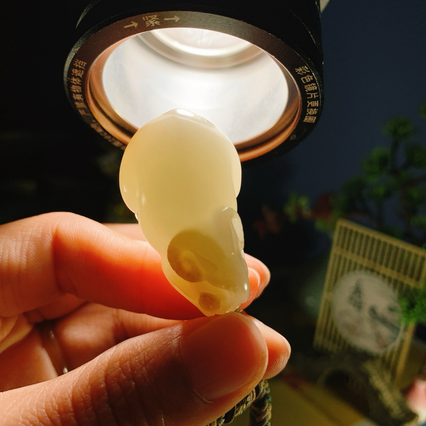 新疆和田玉且末糖生肖羊挂件 尺寸40/23/20总重30.5克。玉质细腻油润。手推出油。佩戴高端典雅。lt260821