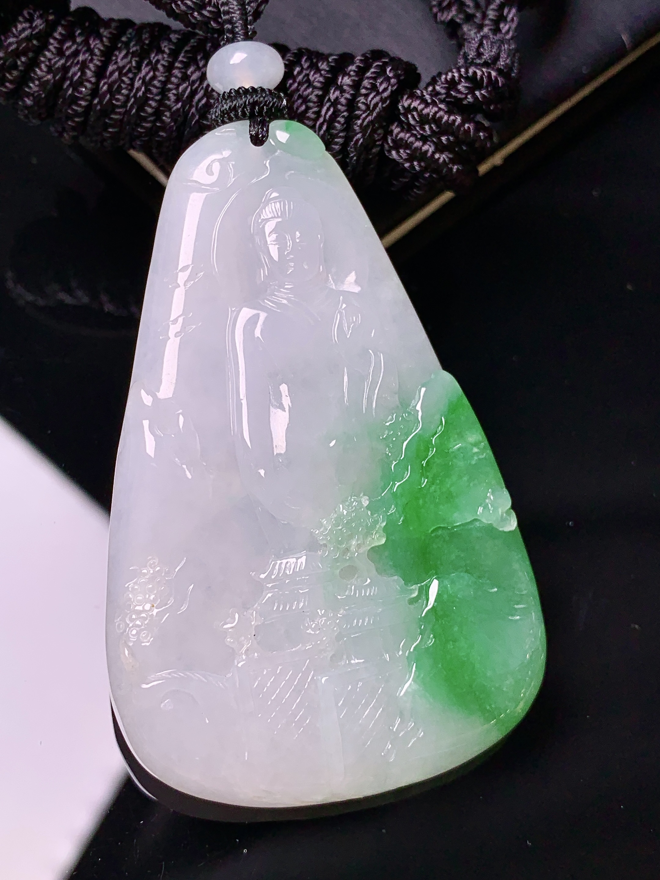 飘绿山水观音牌吊坠 玉质细腻 色泽艳丽清新 水润亮眼 整体尺寸54.5*35.2*5.6 w1