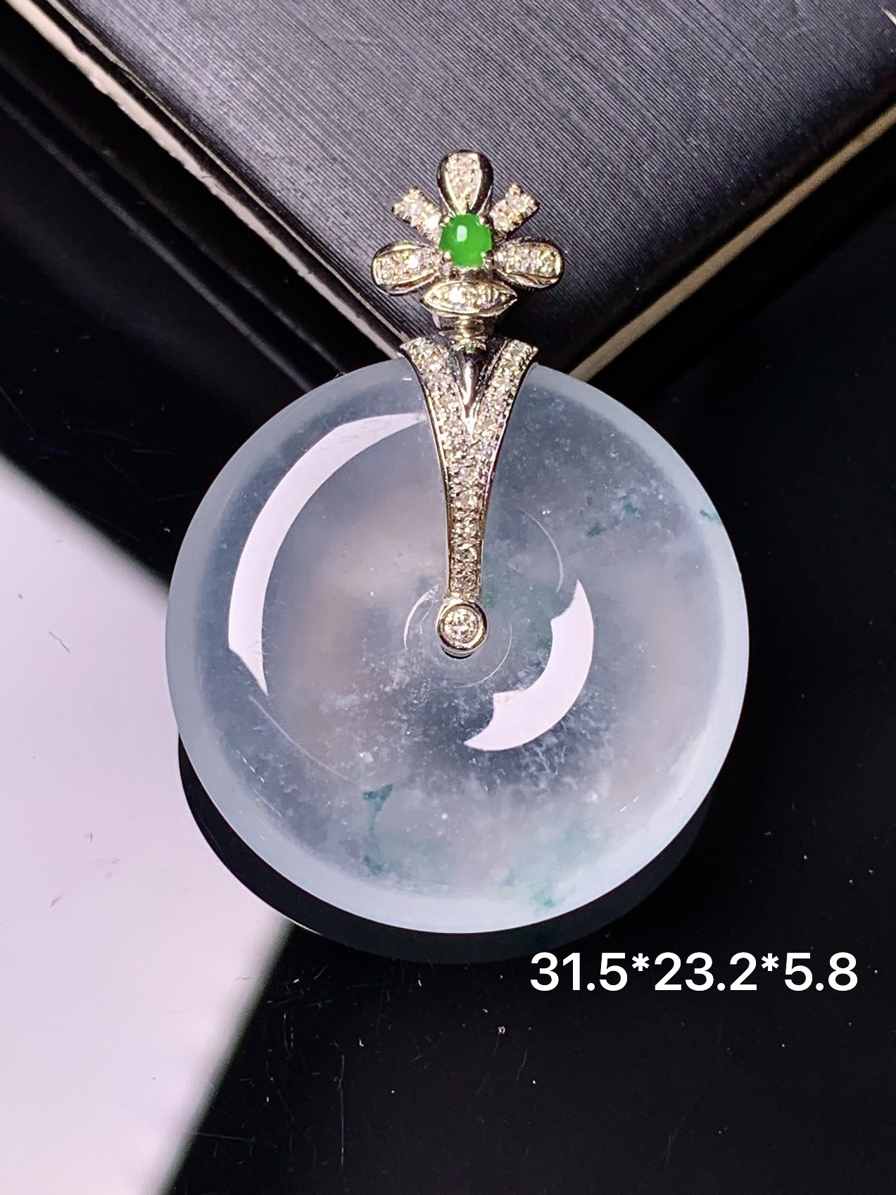 18k金钻镶嵌冰种平安扣吊坠 玉质细腻 色泽艳丽清新 水润亮眼 整体尺寸31.5*23.2*5.8 z2