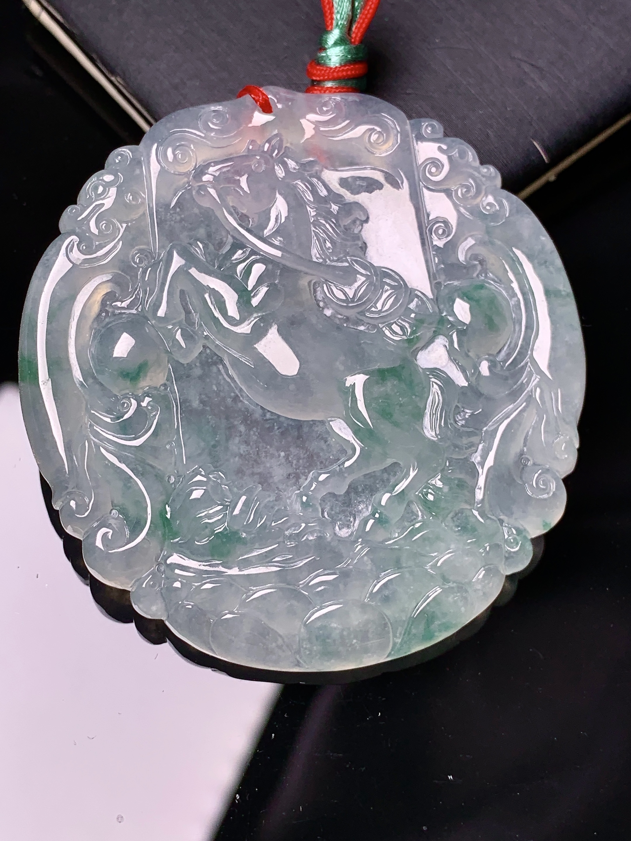 飘绿生肖马牌吊坠 玉质细腻 色泽艳丽清新 水润亮眼 整体尺寸51.5*48.3*6.5 b2