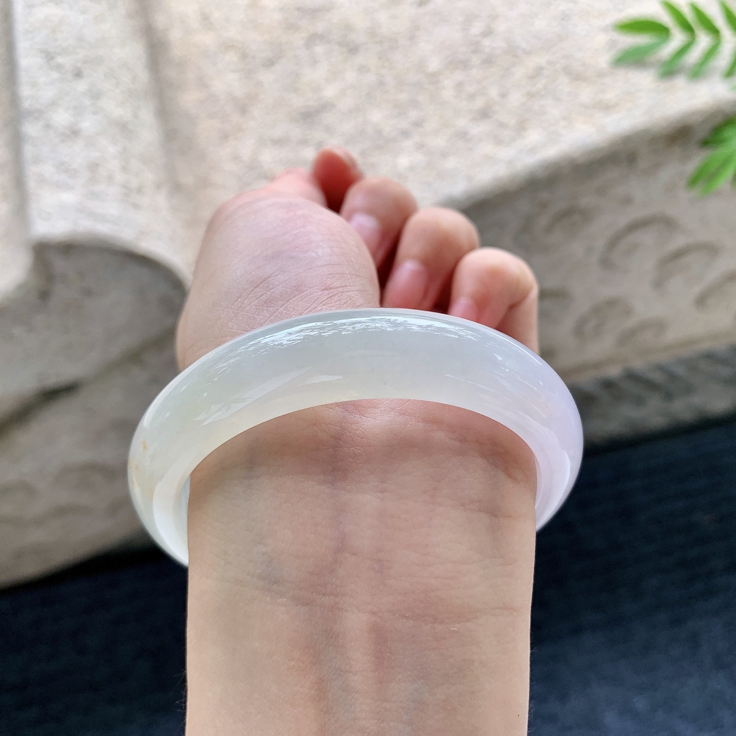 正圈55 56，圈口56/13.5/8，编码HW082204，糯冰双彩，水润，种老，细腻，无裂。