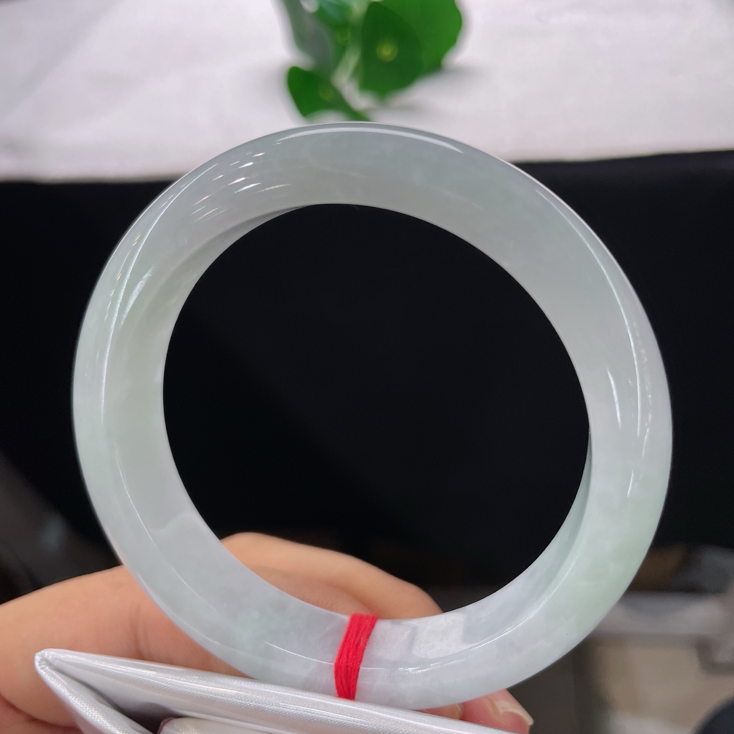 翡翠手镯 口54.5/12.3/8.3，细糯正圈，54/55可戴，仿若薄雾绕林，质地澄澈温润。清浅玉色似山间朝露。
