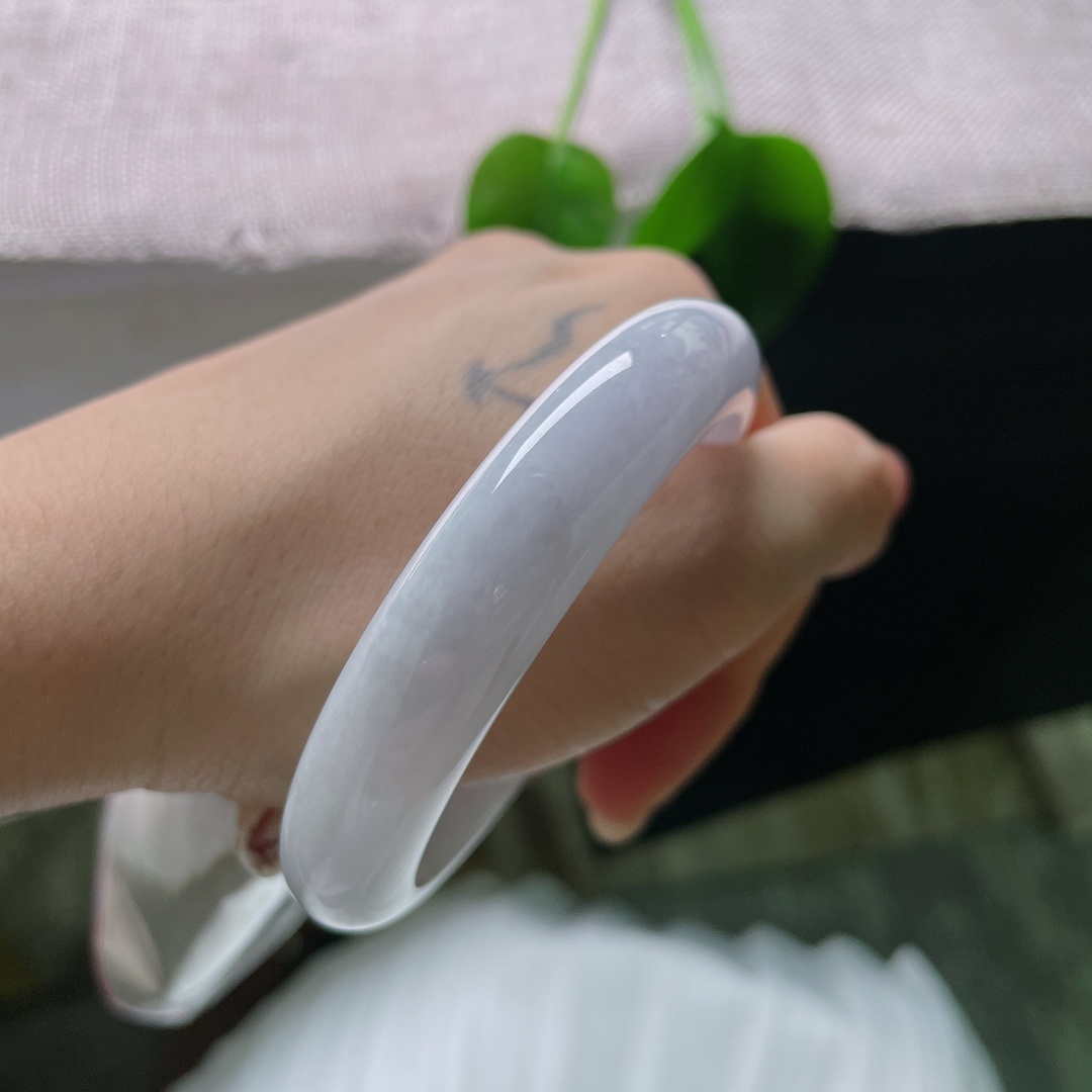 淡紫正圈，一点晶体，水光浅浅萦绕镯身，素净底色衬出手腕肤色，温柔又显气质。ss57598a