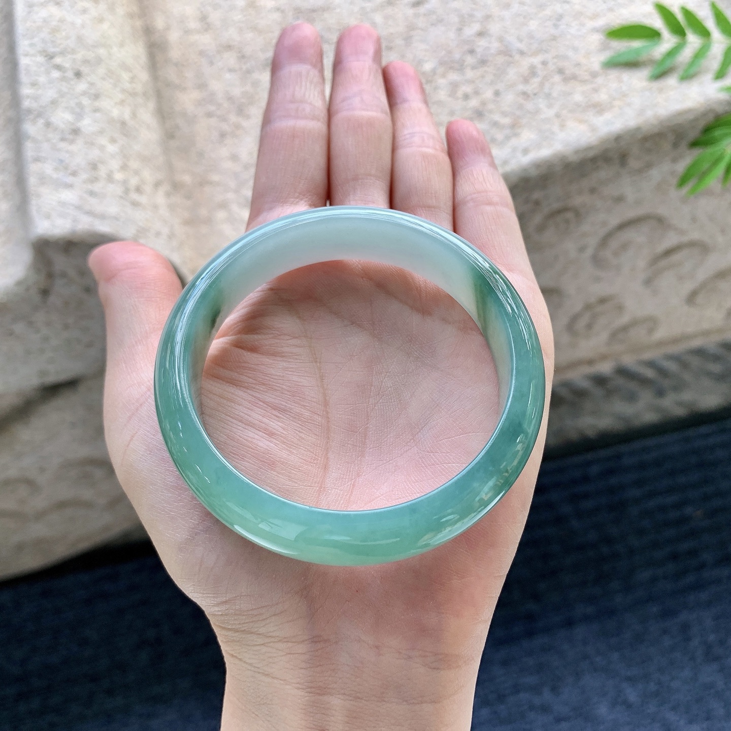 正圈56 57，圈口57/14/7.2，编码BA082218，细糯油绿，水润，种老，细腻，无裂。