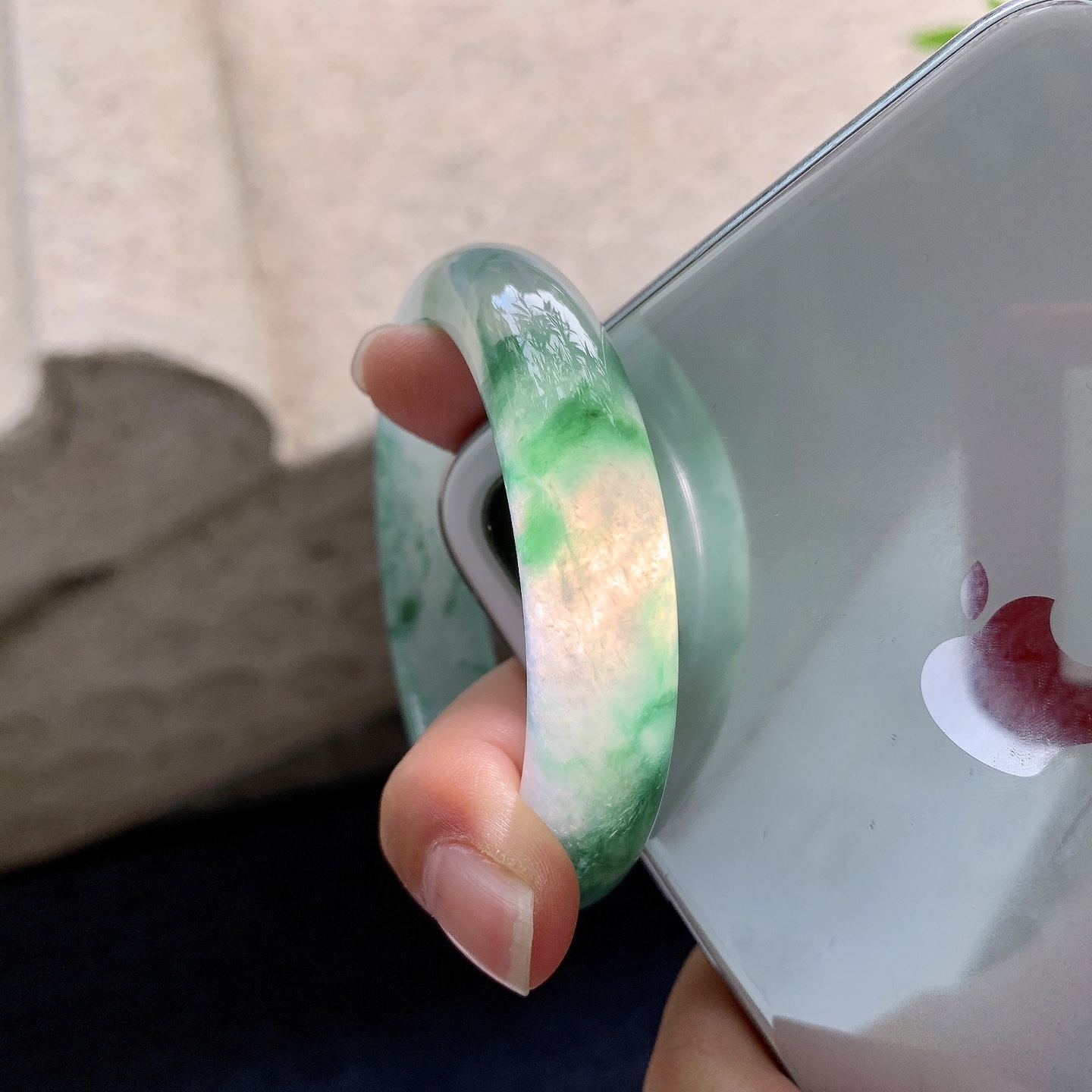 正圈50 51，圈口51.6/12.3/8，编码W6082233，冰糯飘绿花，水润，种老，细腻，打灯有棉线