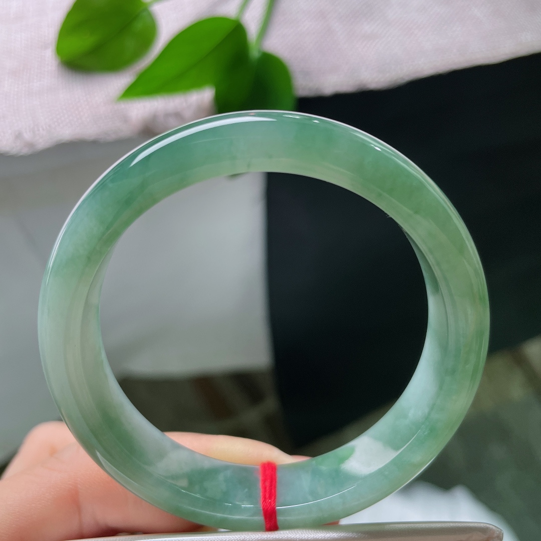 飘花正圈，有纹，如水般清透的玉质，携一丝丝自然翠花，简约大气，温柔又不失气场。ss57577a