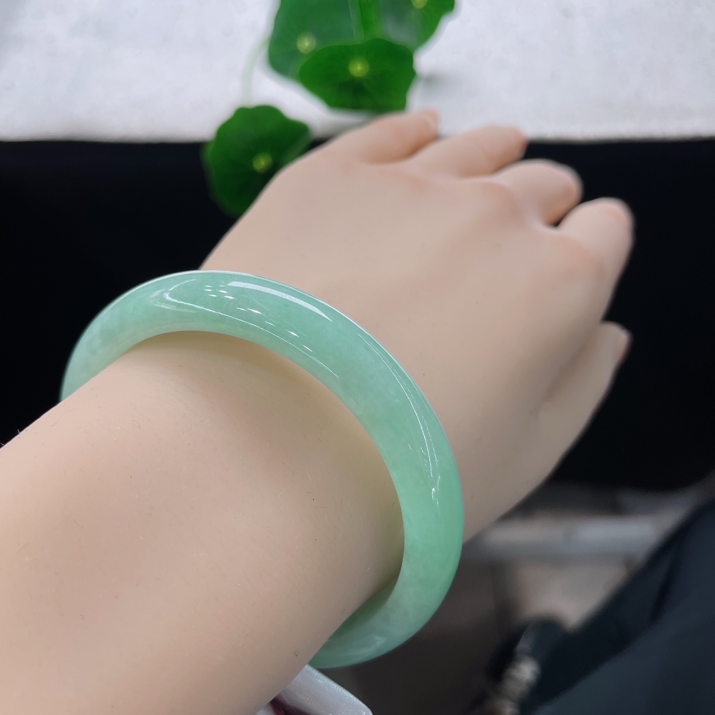 翡翠手镯 圈口55.1/10.6/7.1，满色苹果绿正圈，54/55可戴，润玉含青韵，环间藏春风无裂