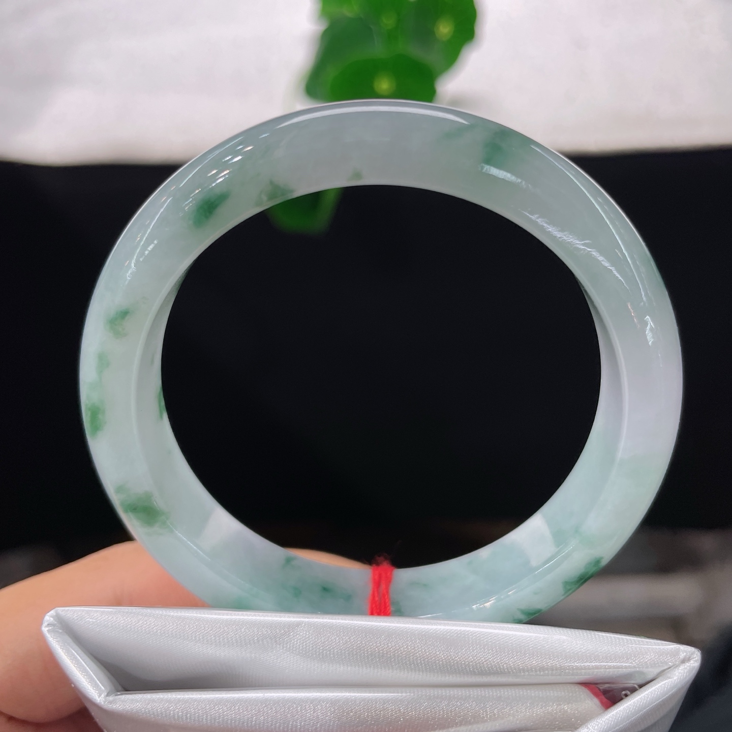 翡翠手镯 圈口56.8/12.5/8，冰飘花正圈，56/57可戴，俏绿点睛，似青山落雪间一点青，无裂