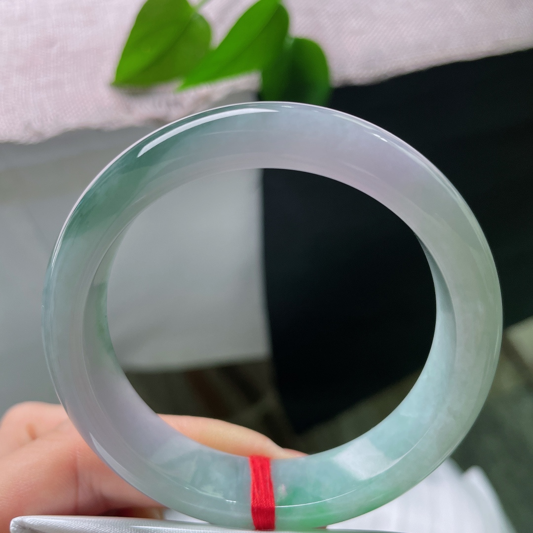 油青正圈，一隅的浓绿沉稳内敛，翠色沉淀于镯身一角，像山间深潭，成为整只镯子的点睛之处。皮纹，ss57560a