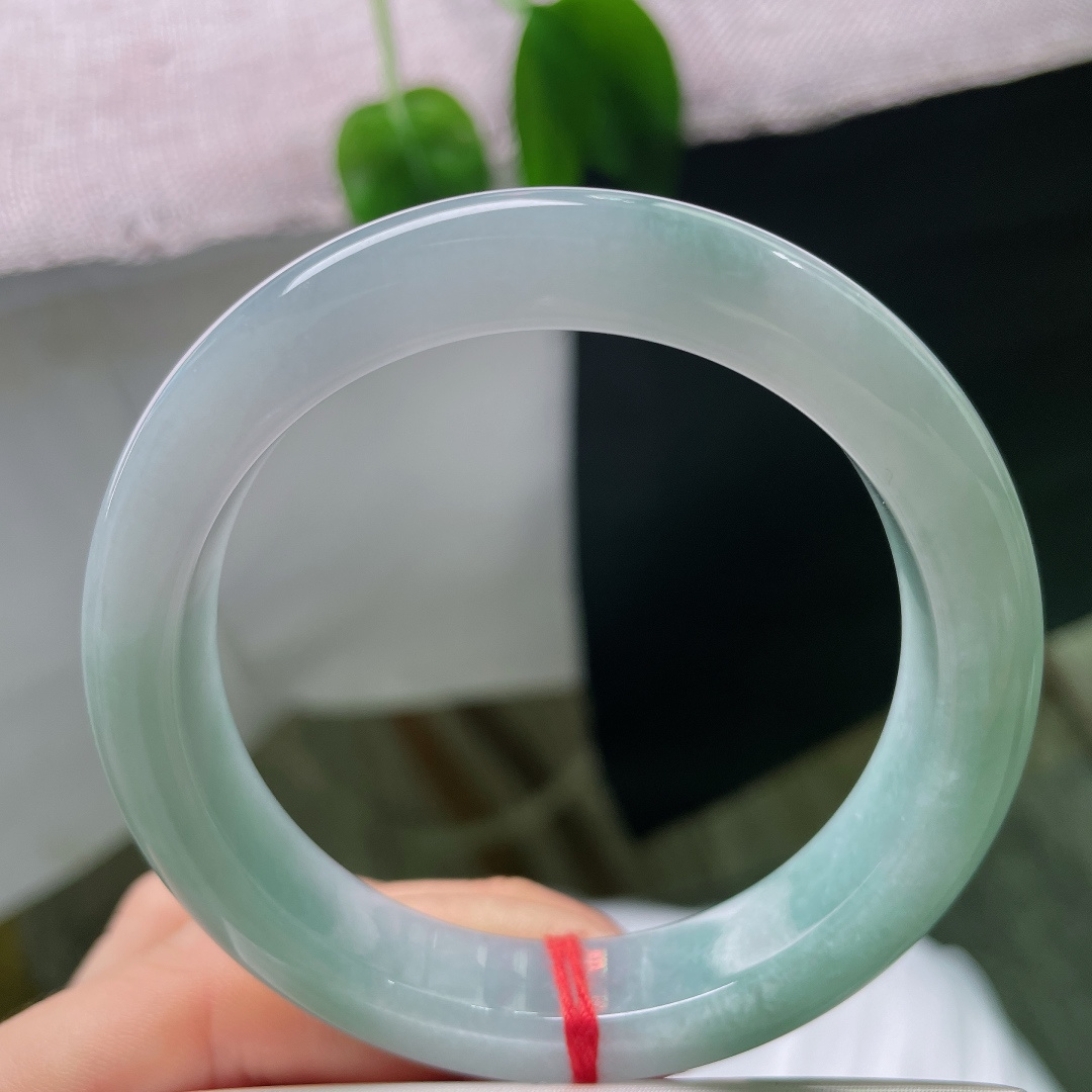 55.6/11.7/8.7，蓝底正圈，一点皮纹，腕间这一抹清浅湖色，简约温婉，尽显东方女子恬静雅致的气质。ss57608a