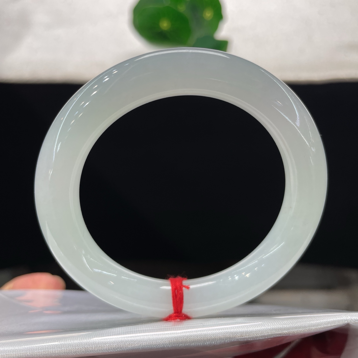 翡翠手镯 圈口51/9.5，白冰圆条，51/52可戴，冰肌凝素玉，圆镯揽清辉，不施粉黛，无裂