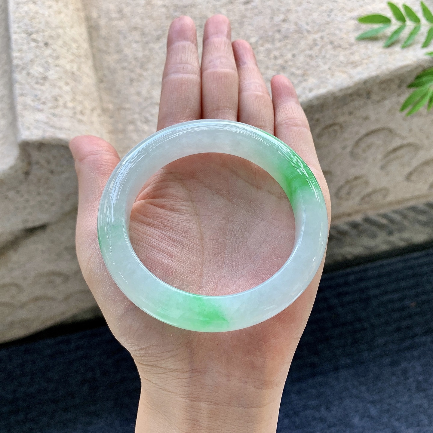 正圈55 56，圈口56.6/12.6/9.4，编码G6082214，冰糯飘阳绿，水润，种老，细腻，打灯有纹线