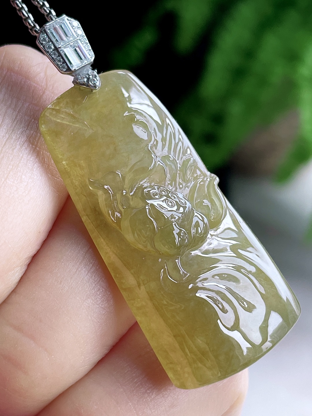 冰黄翡荷花牌吊坠,18k金镶嵌,无裂,性比高,厚装,整体46.6,裸石39-19-8.4,重量13克